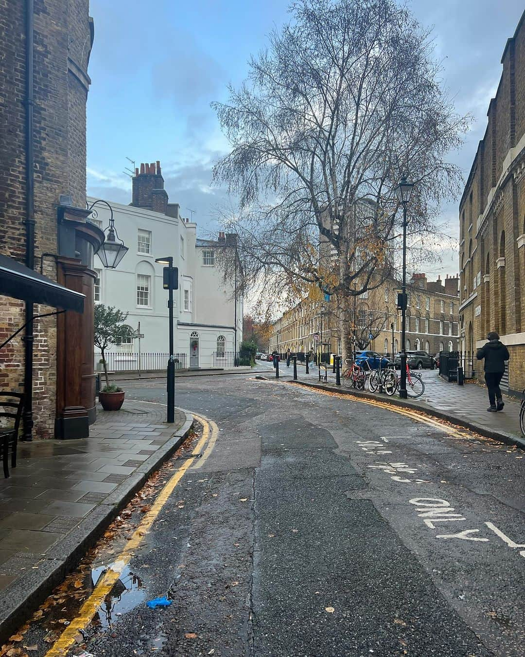 Estée Lalondeさんのインスタグラム写真 - (Estée LalondeInstagram)「Last week in London before Christmas ✈️  I’m off to NYC and Canada 🎄 What are your holiday plans?」12月10日 0時26分 - esteelalonde