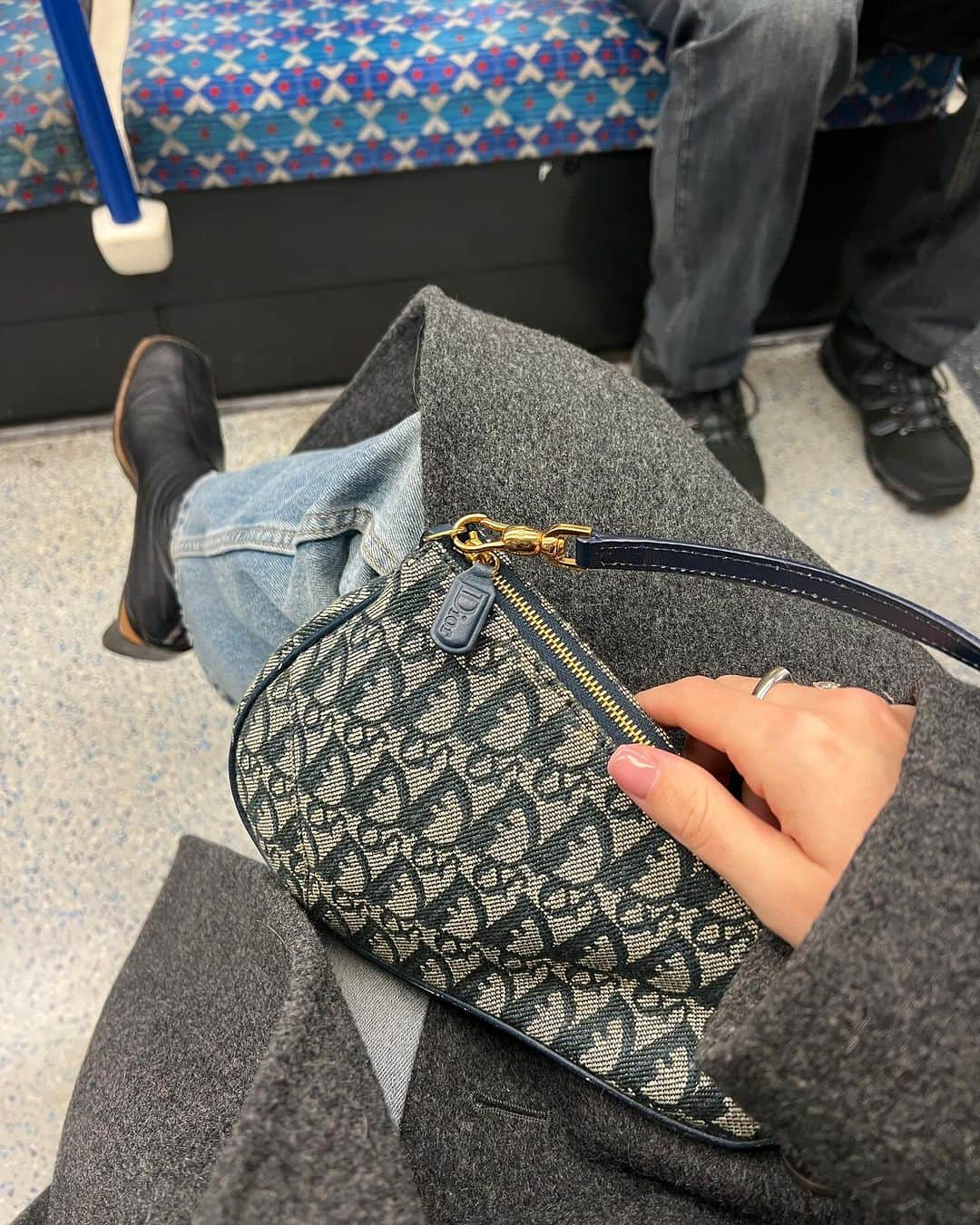 Estée Lalondeさんのインスタグラム写真 - (Estée LalondeInstagram)「Last week in London before Christmas ✈️  I’m off to NYC and Canada 🎄 What are your holiday plans?」12月10日 0時26分 - esteelalonde