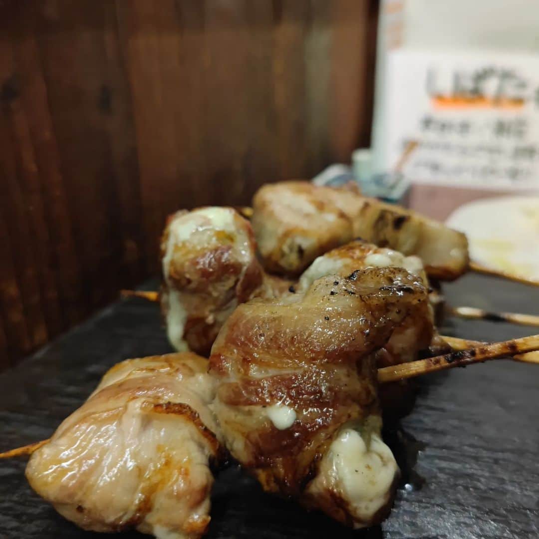 Drac&ouml;がたべしなに。のインスタグラム：「渋谷　ごりょんさん  野菜巻き串！ 豚バラの甘い脂を野菜が吸って 野菜が豚バラに瑞々しさを添えてくれる！ 他の料理の品々もしっかり素材の味を味わえつつ 味付けでオリジナリティを加えてくれる！ こういうのがいいの。  #野菜巻き串 #渋谷グルメ #肉 #明太子 #絶品 #予約困難店」