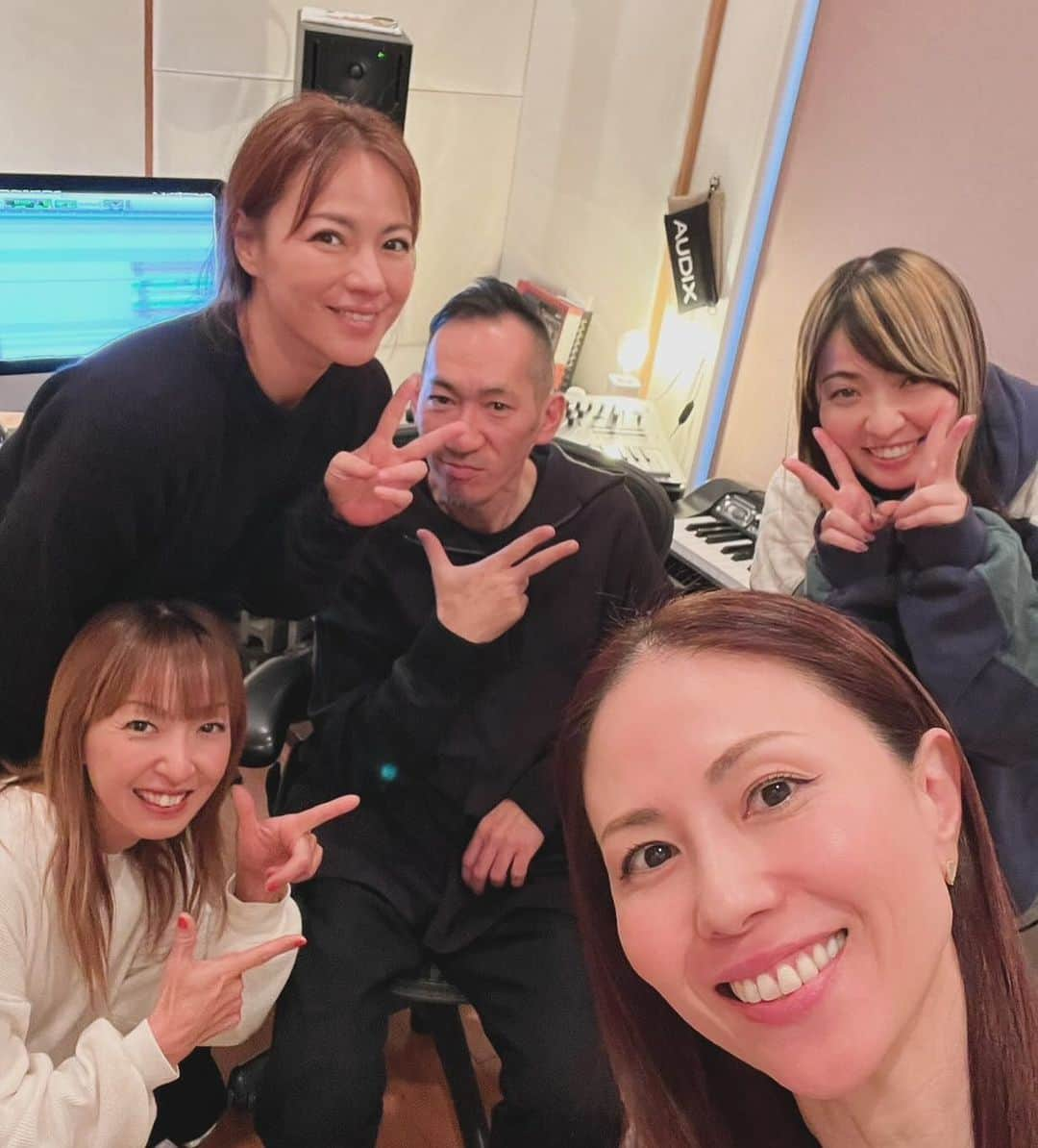 max―Reinaのインスタグラム：「LIVEの音源制作で久しぶりのK-武藤さんとのレコーディング🎤  10年以上振りなのに変わらぬ感じと、最高の音源にさすが わかってらっしゃる武藤さん🤣  ZOOタンと色々考えてくれ、最高の仕上がりにMAX皆んなで感激ですわ〜✨  LIVEで皆んながドキドキしてくれたら良いな〜💕  23日をお楽しみにね🤗  #max #live #音源制作 #久々の #レコーディング @muto_keiichiro」