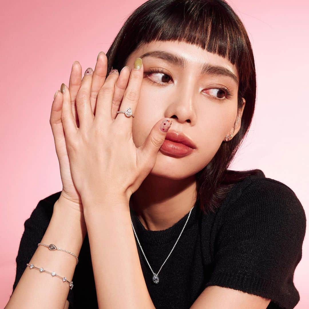 PANDORAさんのインスタグラム写真 - (PANDORAInstagram)「Styling idea with @chianrueihuang – classic stone cuts and colourful nails. 💖💅 #Pandora #Pandorajewellery」12月10日 0時41分 - theofficialpandora