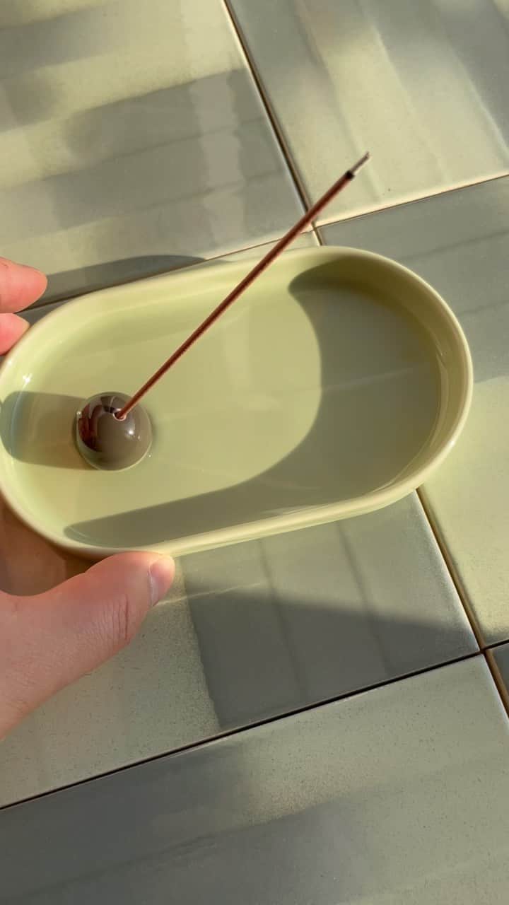 KEISUKE SYODAのインスタグラム：「Our popular incense holder HASAMIYAKI in new colors as Pistachio cake 🫛 and Rosebery pie 🥧 🍒will be available early January next year. Stay tuned 🥰」