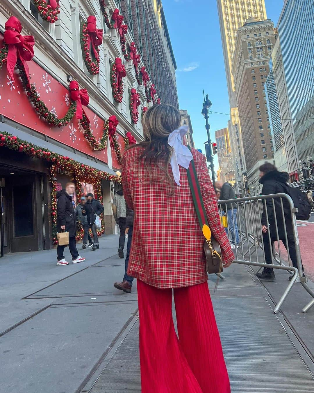 Macy'sさんのインスタグラム写真 - (Macy'sInstagram)「Here’s the festive ‘fit you need this #holiday season: a plaid and satin combo. @sanaashrafmomin shows you how to get the look. ❤️#MacysStyleCrew #MacysBackstageFinds」12月10日 0時36分 - macys