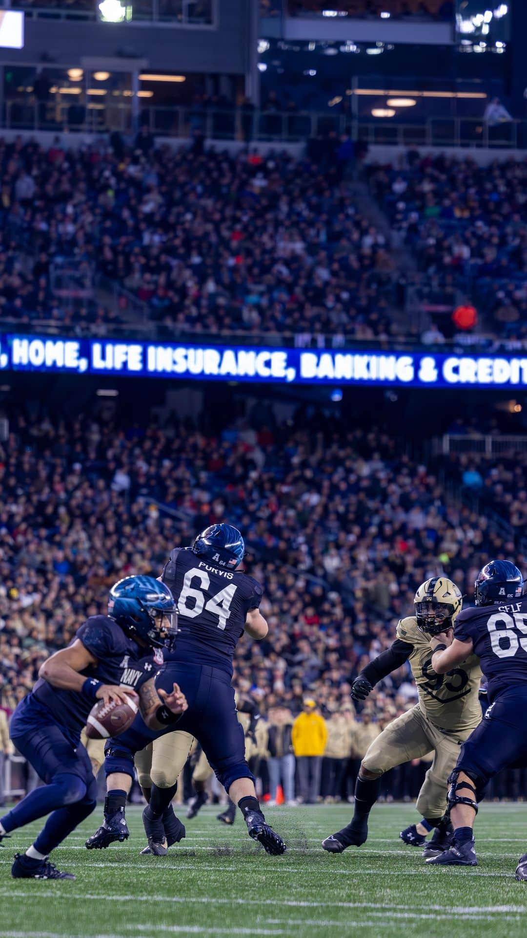 アメリカ海兵隊のインスタグラム：「In a hard fought battle, the @armywp_football came out on top this year 17-11. Proud of our future #MarineCorps and @usnavy officers.  We’ll see you next year.  #GoNavy #BlueGreenTeam」