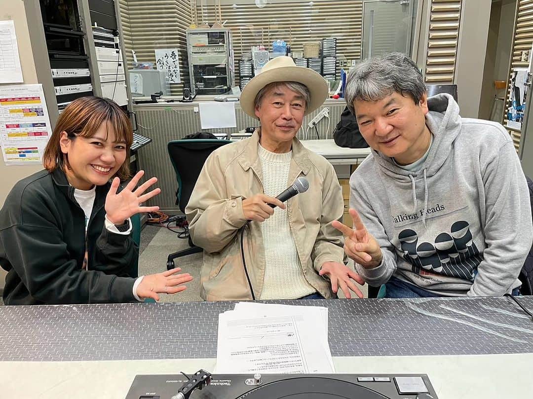 深町健二郎のインスタグラム：「Got Many Tunes 9.Dec.2023 🎶  Fukamachi Tunesは、クリスマスソング特集part2ということで、世界最狂のロックンロールバンドNRBQからドリーミーでポップな"Christmas Wish"、今年は特に響かせたいジョンの"Happy Christmas(War Is Over)"と、クリスマスではないけどこっちの新曲リメイクも聴きかった"Grow Old With Me"。さらにポールの"Wonderful Christmas Time"と今年タイムリーな選曲🎄  Dig Digスペシャル第2週目の今回は、音楽ライター/編集者の松永良平さんが9ヶ月ぶりに帰って来てくれました！現在発売中のPOPEYE1月今田美桜ちゃん表紙のガールフレンド号に、#ガメニ や福岡音楽映画祭のこともコラムで取り上げてくれてます😂  早速'80箱を開けました。手が早いwでお馴染み松永さんの一手は、忘年会シーズンに相応しく"ぐでんぐでん"w萩原健一。そしてジュリーで"酒場でDABADA"に繋ぐところが流石DJでもある所以すね。  クールファイブにしては珍しいポップチューン〜この季節にピッタリなキングトーンズ"悲しみのブルークリスマス"〜ここ最近Digで大人気のパラキンw〜所ジョージの植木等み満載なレゲエへと続く。  そして曰く付きな一枚が松永さんから提起される。矢野顕子の"ごはんができたよ"B面に入ってるはずの曲に関する謎が一体何なのか!?については是非番組でご確認を！  チャクラ"福の種''は、今海外から人気あるのも分かる気がする。沖縄のレジェンド、知名定男"オキナワン・パッション"には、まさかのシティポップでいい意味で裏切られました。  色々挟みつつ、ラジと岡崎友紀のデジタルツイストに時代の変わり目を感じながら、先日ゲストにも出て頂いたイリアさんのジューシーフルーツ"恋はベンチシート"は、作者である近田春夫が自ら"恋のぼんちシート"というアンサーソングで大ヒットさせた。  ようやくここに来て初の洋楽は、デビッド・ボウイ！スケアリー・モンスターズ収録の"It's No Game"日本語のナレーションが入っているヤツ。B面もいいよね。これ欲しい！そしてレオ・セイヤーはボビー・ヴィーのカバー曲。細野さんもカバーしてます。  これまた曰く付きのドラマ、勝新「警視-K」主題歌、山下達郎" My Sugar Babe"〜雪村いづみ親娘共演盤(朝比奈マリア好きやったなー😆)。  最後は南佳孝のバラード、しめて22曲！で幕を閉じました。松永さん、今回もお忙しい中わざわざ Digのためにお越し頂きありがとうございました❣️  12/30の年末スペシャルも楽しみです😊」