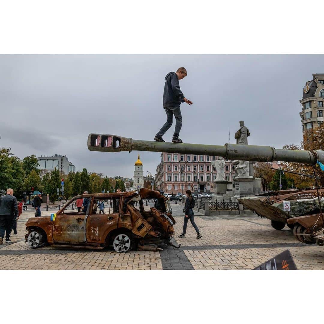 スティーブ・マカリーのインスタグラム：「Ukraine showcases Russian tanks that have been destroyed by Ukrainian forces in the counteroffensive.  Kyiv, Ukraine, 2023.」