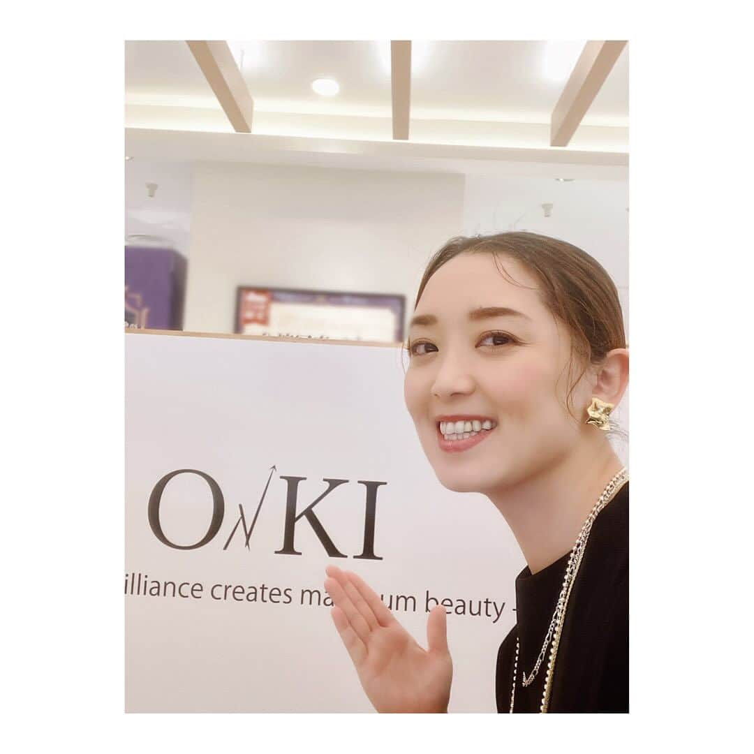 花陽みらさんのインスタグラム写真 - (花陽みらInstagram)「昨日は、日比谷シャンテ【O→KI】POPUP✨へ店頭へお邪魔させていただきました！  皆様。お越しくださりありがとうございました！  久しぶりに赤リップ💄 ぬってみたりした花陽ですwww  　 かなこ(春瀬央季さん） のジュエリーは肌馴染みもよくて！！  実は…長時間ネックレスなどかけると、 肩がこる花陽なのですが…💦 しかし！！！！ こんなにも沢山、首からかけていますが 全く肩こらないんです✨ 　 それだけ軽いという事！！！！！！ 　 ブレスレットもやはり、視界にチラッと見えるだけでテンション上がりますね！ ピアスも素敵でしょう😎✨  （なんだが、、プラスになってるからわからない発言ですが笑…とても使いやすい！という事✨）  　 シルバーに18ゴールドや、プラチナがコーティングされていています。  中には、ゴールドの部分をイタリア🇮🇹の職人さんが匠の技で削りだしている。という…物も。 削ることにより、細やかな輝きが生まれる… なんとも。。 なんとも！！手の込んだ技です！！！！  お客様方の、「素敵ね〜！！」 という言葉に私も嬉しいくてウキウキしてしまう店頭でした😊  POPUPブースの隣は 宝塚の［お衣装＆パネル展］も開催しております✨✨  そちらもお楽しみになって！！かなこのジュエリー【O→KI】のジュエリーも是非ご覧ください✨  【12/24 まで！開催しております。】 　🎄🎁 ※私は次回12/16に店頭へお邪魔させていただきます！  #oki  #春瀬央季 さん #オリジナルアクセサリー  #デザイン　#日比谷シャンテ #日比谷シャンテpopup」12月10日 10時09分 - miku_hanahi