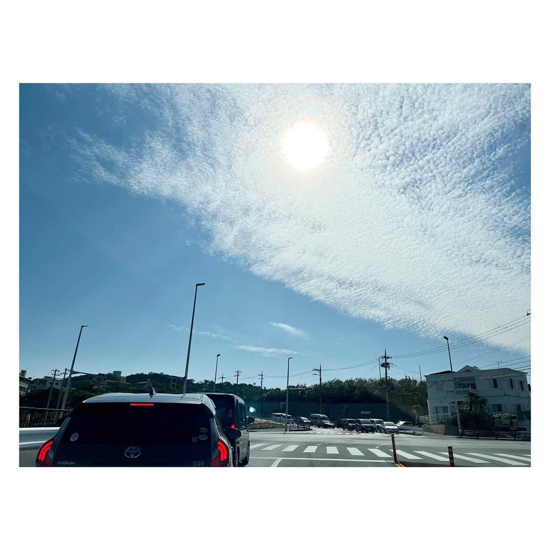 田辺あゆみのインスタグラム：「ただいま沖縄。 心地よい安心感。 東京に戻って1年とちょっと。 でもまだ半分沖縄の人、という感覚がある。  恒例の @ponte_scaffali  ランチは、毎回しみじみ美味しくて、みんなでランチした後は、これまた恒例の @munakatado  のパンを買い込んで連れて帰る。 しあわせ〜」