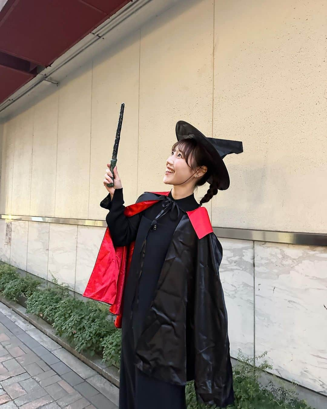 黒田りさのインスタグラム：「🧙‍♀️【#出演情報】  今日の首都福岡出演しています🪄 色気セミナー、催眠術セミナーと個性強めのセミナーを受講してきた私ですが、今回はなんと…魔法セミナーです🧙💜  魔法で街ゆく人をハッピー！にできるのかチャレンジしてます！ ぜひぜひ、本日12時からのTNC『首都福岡』見てください📺💜  たくさんの人が笑顔になる魔法は Mr.ヒーロー先生( @heromagic55 )に教えていただきましたよ☺️✨ 友達のちーちゃん( @chisa_kawamoto )もまさかの受講生で一緒に習いました🥺✨  黒田の(勝手に)成長記録！ セミナーシリーズぜひ見てくださいね💜  🛸 @fukuoka.shuto   #首都福岡#福岡セミナー#魔法セミナー」