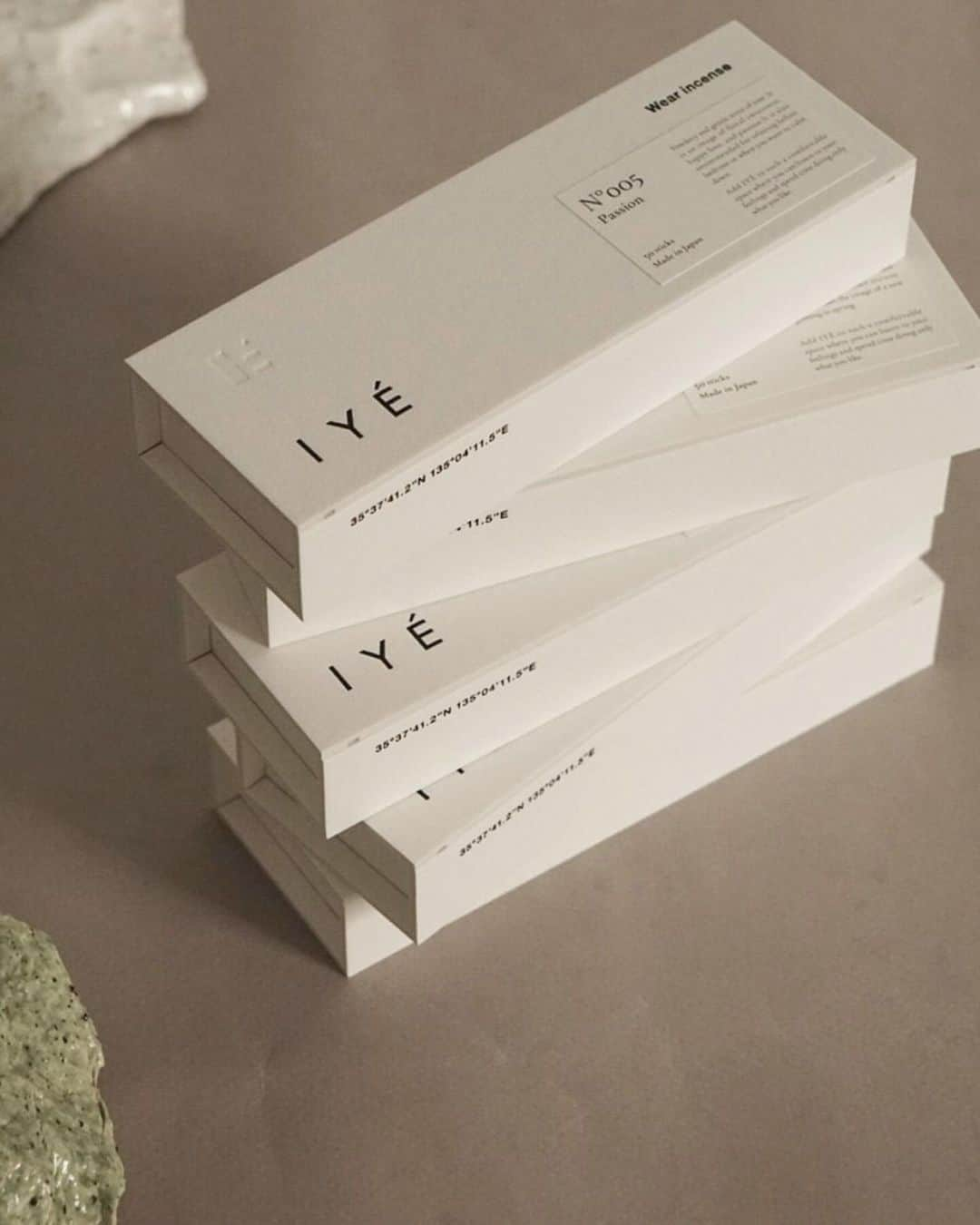 lifes_officialのインスタグラム：「12.08（ fri ）in stock  ⁡ IYÉ incense @__iye____  ⁡ ディレクター吉田も愛用している、IYEのインセンスが入荷しました。淡路島でひとつひとつ丁寧に作られたインセンス。天然の香料を使用した絶妙な調香は、お香特有の煙たさを感じず心地いい香りが、焚いたあとの空間に優しくのこります。ご自宅用はもちろん、ギフトにもおすすめ。ホリデーシーズンをゆったりと、少しだけ贅沢で、豊かな時間をお過ごしください。 ⁡ #lifes #todayful #incense #IYE」