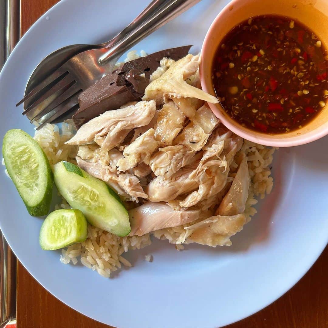 エダジュンさんのインスタグラム写真 - (エダジュンInstagram)「バンコク４日目の朝ごはん。  カオマンガイを食べに、 ウアンカオマンガイさんへ🇹🇭！  鶏ももが使われた、ジューシー系で、 みんな好きなやーつ！  鶏肉も美味しいのですが、 やっぱり鶏出汁、鶏油で炊かれた米が美味しいよねー🥹 だからこそ、米がパラパラでサラサラと食べちゃう。  鳥骨で出汁をとったスープを、 たまにごはんかけて、頂くのが好きです✨  昨日はゲリラインスタライブありがとうございました☺️✨ あの後、食堂で女子会してる現地のおばちゃん達に絡まれてなぜか、一緒に、踊ったので(何があった😂？)  お腹空いていた、朝ごはんでした😉 踊ったらお腹空くしねー(だから何があった笑)  #カオマンガイ #タイ料理 #バンコク旅行 #バンコク料理 #エダジュン」12月10日 10時33分 - edajun