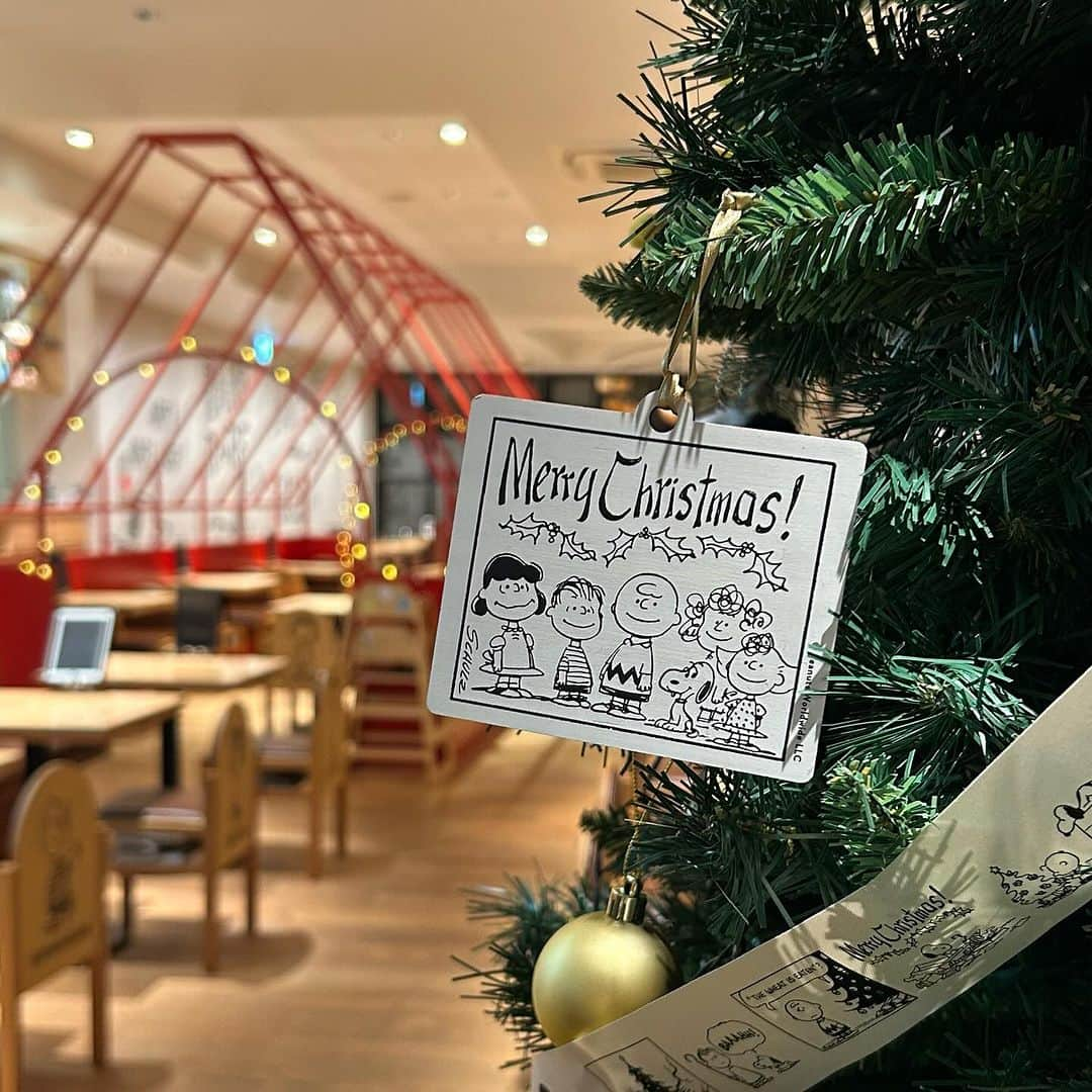 ピーナッツ カフェのインスタグラム：「shop | PEANUTS Cafe スヌーピーミュージアム(南町田)  \ HAPPY HOLIDAYS！ / 店内の一角に大きなクリスマスツリーが登場！  是非、見た目も可愛いウィンターメニューや心も体も温まるクリスマスメニューでPEANUTS の世界観をお楽しみください◎  店舗詳細は、@peanutscafe_tokyo トップのリンクよりHPのショップページにてご確認ください。 ——————— ▶SHOP INFO 〒194-0004  東京都町田市鶴間3-1-4 南町田グランベリーパーク パークライフ棟  OPEN/10:00 - CLOSE/21:00（L.O. 20:00） ——————— @peanutscafe_tokyo  @peanutshotel @peanutsdiner」