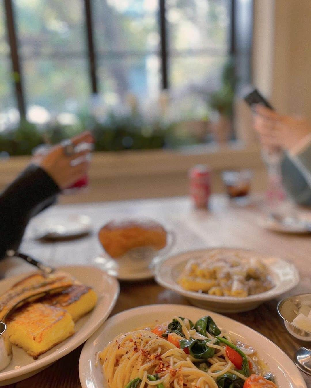 堀江直美さんのインスタグラム写真 - (堀江直美Instagram)「メーカーさんとbranch 🍽️ 🎄  手作りのチャームをプレゼントしてくれました🐰可愛い💕  その後、空き時間に聖水へ✨  圧巻の @dior と @tamburinsofficial 🦢  #cornedepepe#韓国カフェ#koreacafe#dior#tamburins#聖水」12月10日 10時42分 - naomiiiiiiiiiiii