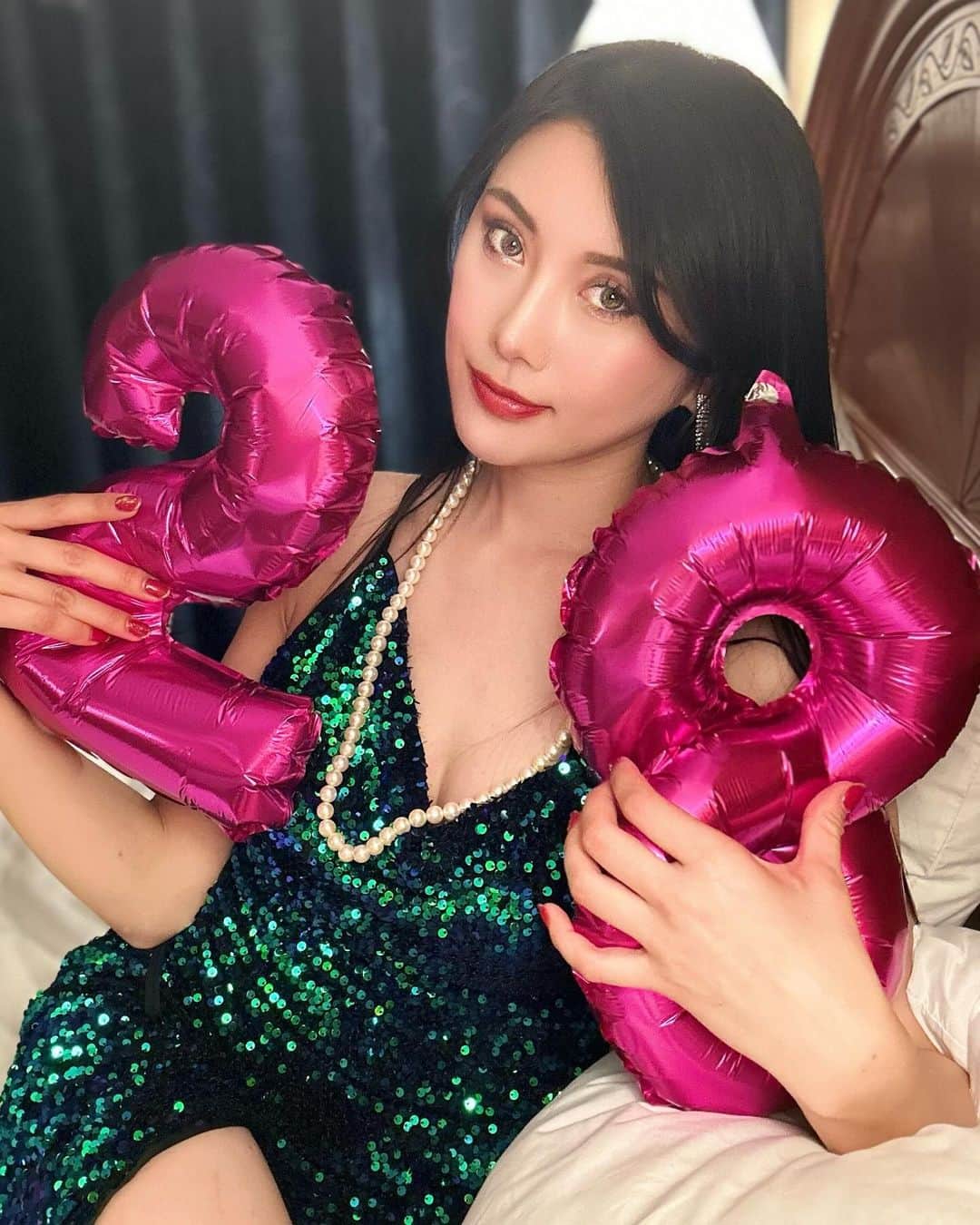 嘉瀬美月さんのインスタグラム写真 - (嘉瀬美月Instagram)「🫧💜💗👑💗💜🫧 ⁡ ┈┈┈┈┈┈┈┈┈┈┈┈┈┈┈┈┈┈┈┈ ⁡ ⁡ ⁡ 幼馴染みおちゃんの誕生日を アメリカ行った時にお祝いしてきた🇺🇸 ⁡ もう25年も一緒にいるね。 一緒にルームシェアしてた時期もあるし、 もはや家族なんじゃない🙃✌️ ⁡ 28歳も一緒に楽しい1年にしような！！！！ ⁡ ⁡ @mio_show  ⁡ ⁡ #誕生日会 #Birthday #Happybirthday #幼馴染 #誕生日女子会 #幼馴染会 #アメリカ旅行 #ロサンゼルス旅行 #clarionhotel #clarionhotelanaheim ⁡ ⁡ ┈┈┈┈┈┈┈┈┈┈┈┈┈┈┈┈┈┈┈┈」12月10日 10時43分 - meeeeetamm