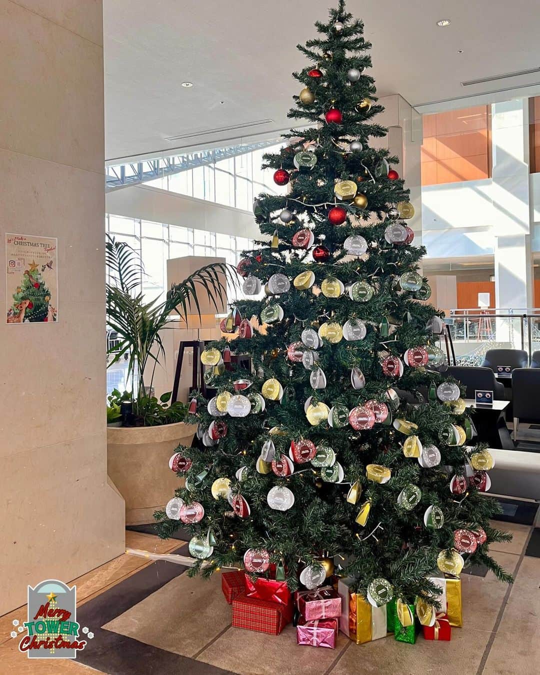 ホテル京阪ユニバーサル・タワーさんのインスタグラム写真 - (ホテル京阪ユニバーサル・タワーInstagram)「*  【ロビーにクリスマスツリー🎄🌟】  4階ロビーに 全長4mのクリスマスツリーか登場！！✨  たくさんのオーナメントには実は秘密が…🤫 またご紹介させていただきますね💗 大きなツリー🎄 そして館内BGMもクリスマスソングに🌟🎅  ご来館の皆さまをクリスマスムード たっぷりでお迎えいたします🤶🧑‍🎄☃️❣️  ご宿泊のご予約はこちらから❄️ @hotel_keihan_universal_tower https://www.hotelkeihan.co.jp/tower/ ⁡ #メリータワークリスマス #ホテル京阪ユニバーサルタワー #usj #usjオフィシャルホテル #大阪ホテル #大阪旅行 #ユニバ #ユニバーサルスタジオジャパン #クリスマス #クリスマスツリー #冬旅 #christmas #christmasroom #hotelkeihanuniversaltower #universalstudiosjapan #universal #유니버설스튜디오재팬  ※掲載内容は予告なく変更する場合がございます。 あらかじめご了承ください。」12月10日 10時44分 - hotel_keihan_universal_tower