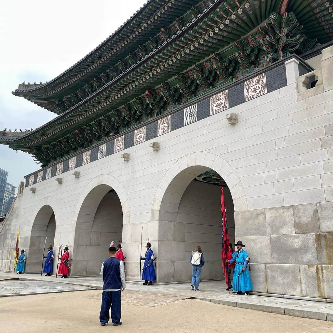 原田あかねさんのインスタグラム写真 - (原田あかねInstagram)「#🇰🇷  ソウルの観光名所のひとつ ❝  景福宮(キョンボックン) ❞  韓服を着ていくと入場料無料になります。  ちょうど守門将交代儀式が始まった ところで娘が釘付け👀!! 最初から最後まで見ました☺️  すごく迫力があって タイムスリップしたような 体験ができました。  【守門将交代儀式】 ∟時間： 10：00、14：00  （1日2回、所要時間20分）   景福宮はベビーカーでも可と 記載があるのですが砂利道が多いので 少し大変かなという印象でした。  でも韓服着てゆっくりお散歩して 歴史を肌で感じることができたので すごく良かったです!!  ーーーーーーーーーーーーーーーーーーーーー 住所　서울특별시 종로구 사직로 161 電話番号　+82-2-3700-3900 営業時間　9:00〜18:00(最終入場17:00) ＊季節によってことなるので要確認 休業日　火曜日 ーーーーーーーーーーーーーーーーーーーーー  #景福宮#韓服#クルミ韓服#チマチョゴリ」12月10日 10時46分 - akane.hrd