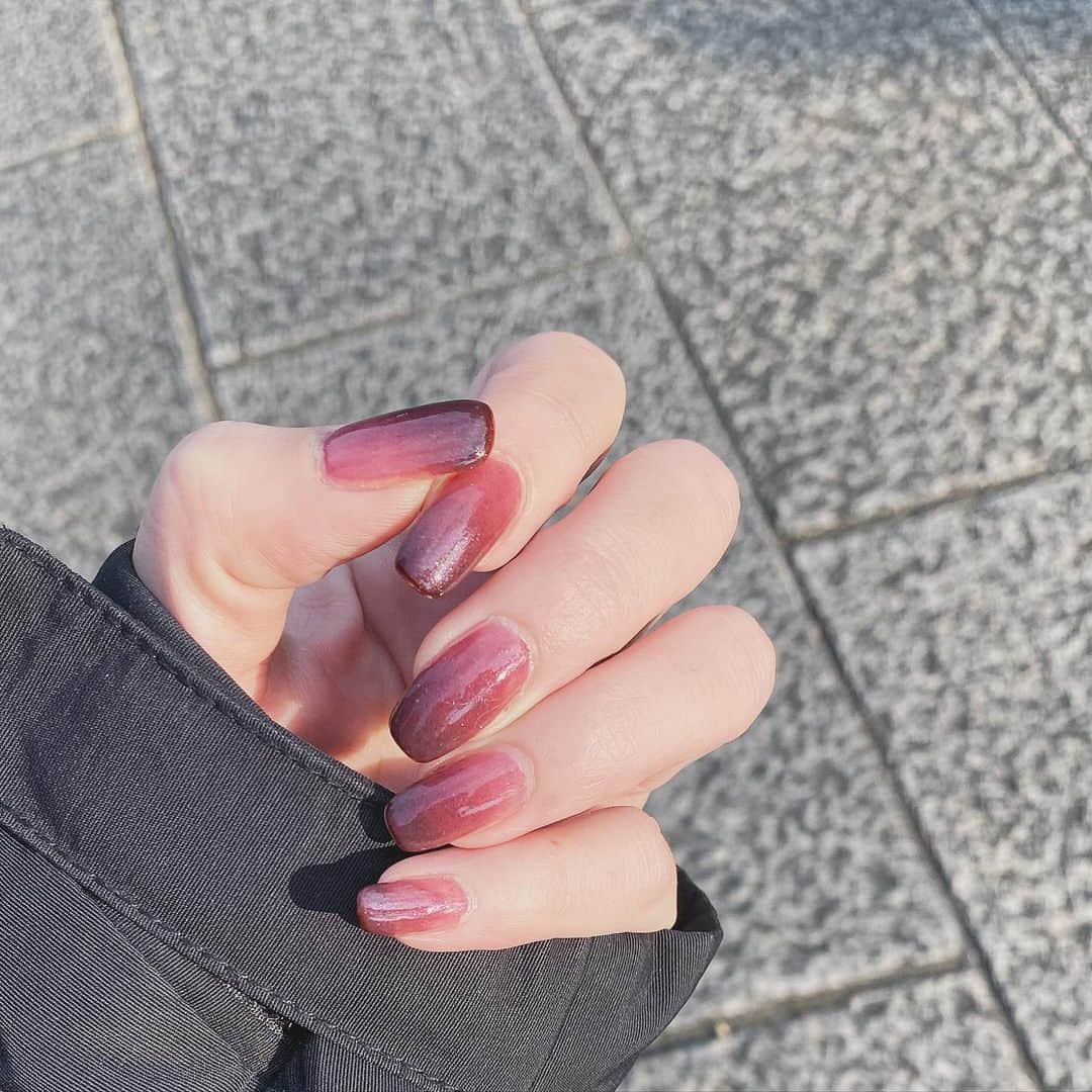 machiのインスタグラム：「昨日のリールでのネイル見たいとのお声をいただいたので◡̈*✧  ピンク系からボルドーのグラデーションネイルです。 先端の方から、CausetteJoliの【HIIRAGI DATESUGATA】というボルドーを2回ほどグラデーションして、その上からCausetteJoliの冬限定カラー【FUJIBAKAMA YASAGATA】をこれまたグラデーション(3回くらいかな)して完成。 FUJIBAKAMAだけでグラデーションしても可愛いけどこれは少し大人っぽくしたかったので深いボルドーを組み合わせました。 めっちゃお気に入りのデザインになりました♡  同じポーズ(?)の写真2枚ですが光の加減で色の見え方が違ってどっちも好きだったので両方載せました。」