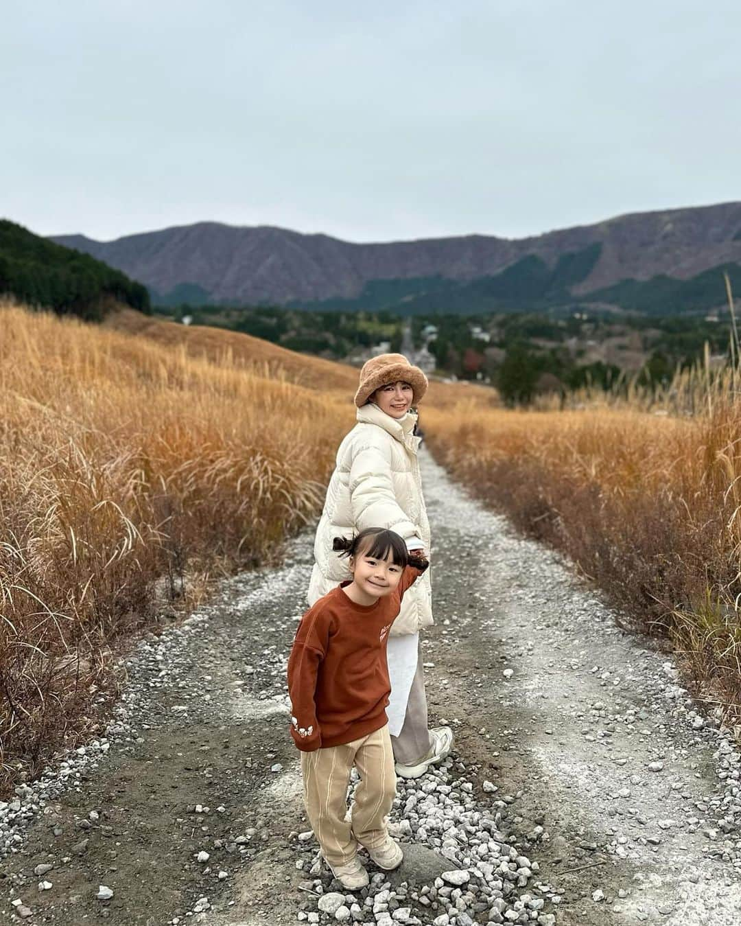 長谷川あやさんのインスタグラム写真 - (長谷川あやInstagram)「・ 先日の箱根旅👪🌾  宿から5分だったので 久しぶりに仙石原すすき草原へ✨ 何度きても気持ちいい〜🥺💭  直前に @m_labo_beautysalon さんで 久しぶりのハーブピーリングをお願いしたので お肌の調子もばっちりでした🫶 皮剥けもなく定期的に通いたい✨  👧🏻 @lics.official @zarakids   #PR#ハーブピーリング#子供のいる生活#女の子ママ#小夏のいる生活#4歳4ヶ月#箱根#仙石原すすき草原」12月10日 10時51分 - ayasuke_0516