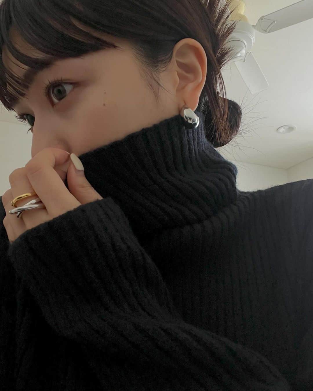 内山愛さんのインスタグラム写真 - (内山愛Instagram)「日々、カチモリヘア風🧎🏻(先日やっと髪型の名前を覚えました) ジュエリーはお気に入りの組み合わせ。 タグつけてます🏷️  #lohmejewelry  #lohme  #decollteaccessory」12月10日 10時54分 - ai_uchiyama