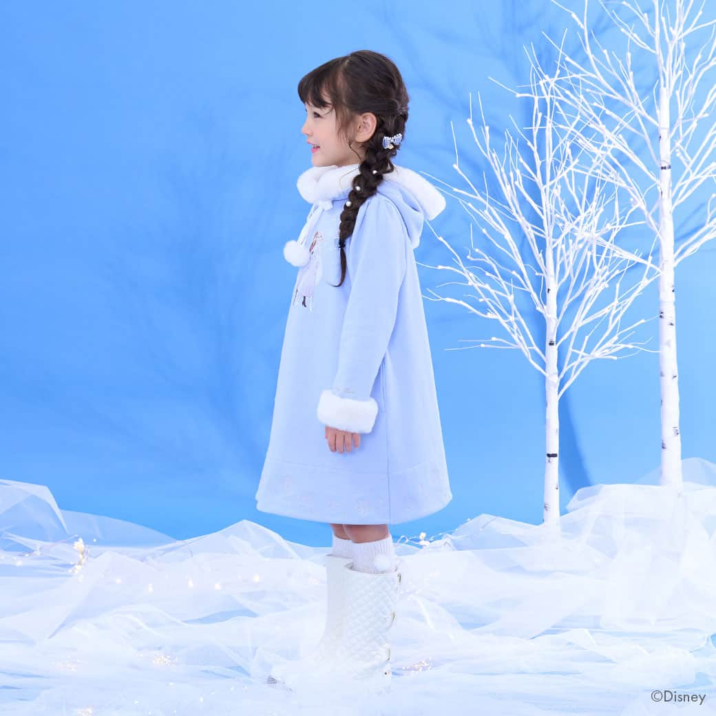 mezzo pianoさんのインスタグラム写真 - (mezzo pianoInstagram)「❄️SPECIAL ITEM❄️ 　 Disneyの大人気作品『アナと雪の女王2』とメゾ ピアノのスペシャルアイテムが登場。 　 2人のプリンセス、アナとエルサをイメージしたカラーやモチーフをメゾ ピアノらしいデザインに！ 憧れのプリンセス気分が楽しめる心躍るアイテムが揃います♡ 　 フードと袖口に付いたファーや、襟ぐりのリボンとファーポンポンでアナをイメージしたデザインのワンピースです♡アナとエルサの繊細なプリントと刺繍が上品な印象に見せてくれます。エルサをイメージしたブルーと、アナをイメージしたラベンダーの2色展開です。 　 　 ◆【アナと雪の女王】ファー付きパーカワンピース（6034325）16,280円 　 　 ************************* ■店舗＆ナルミヤオンライン発売日：2023年12月9日(土) ■販売場所：全国百貨店内 メゾ ピアノ店舗、公式オンラインショップ「ナルミヤオンライン」 ※ナルミヤオンラインでは、2023年12月9日(土) 10:00より発売開始 　 ＊入荷、在庫状況は店舗によって異なる場合がございます。 ご利用の店舗にお問い合わせ下さい。 ＊オンラインの入荷・在庫状況についてはナルミヤオンラインまでお問い合わせ下さい。 ************************* 　 　 @narumiyaonline_official #mezzopiano #メゾピアノ #disney #ディズニー #アナと雪の女王 #アナと雪の女王2 #FROZEN #エルサ #アナ #オラフ #jsコーデ #キッズコーデ女の子 #キッズコーデ #キッズファッション #ナルミヤオンライン #むすめふく #instafashion #kidscode #子供服 #子供服通販 #narumiyaonline #女の子コーデ #女の子ママ」12月10日 10時55分 - mezzopiano_official