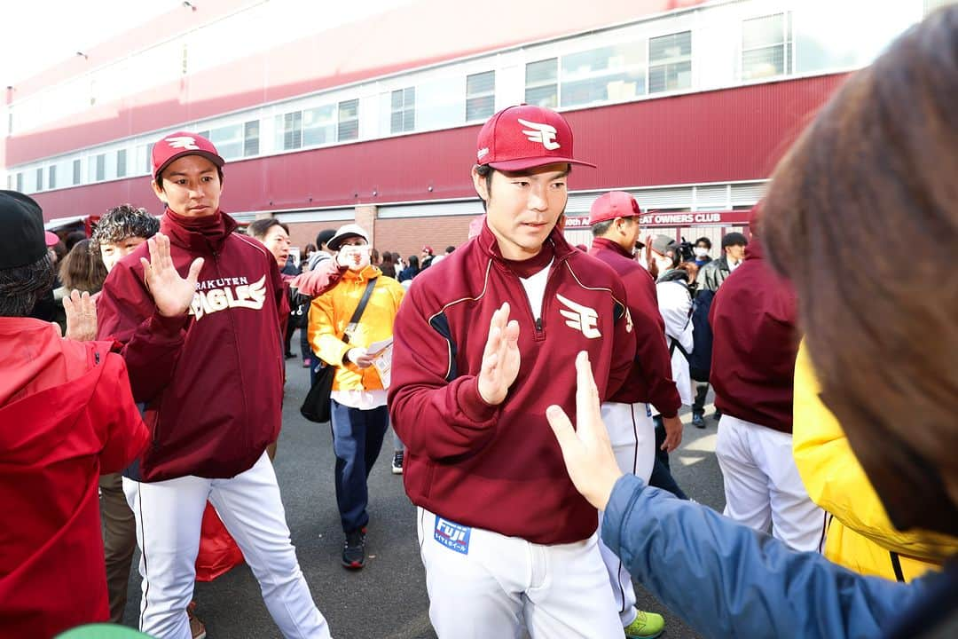 東北楽天ゴールデンイーグルスさんのインスタグラム写真 - (東北楽天ゴールデンイーグルスInstagram)「✌️ ファン感の思い出💭 スタジアムの外周で、いろんな形でふれあい✨  #早川隆久 #田中和基 #阿部寿樹 #辰見鴻之介  #松井裕樹 #岸孝之 #島内宏明 #RakutenEagles #楽天イーグルスファン感謝祭2023」12月10日 11時00分 - rakuten_eagles