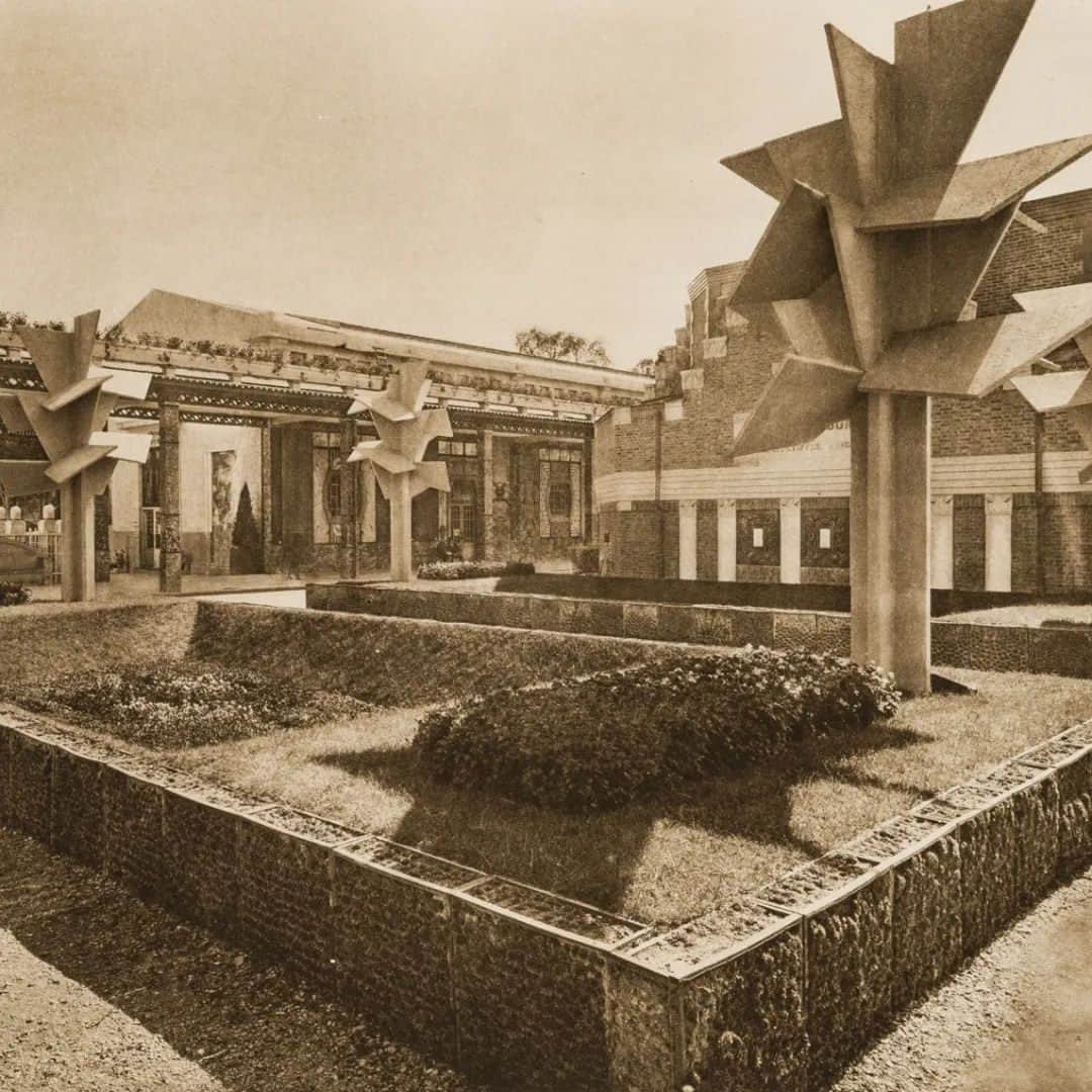 東京都庭園美術館のインスタグラム：「＼📣本日最終日 #装飾の庭展⛲／ 百年前の不思議な庭園に注目✨  1925年パリで開催されたアール・デコ博覧会には、創意工夫を凝らした独創的な小規模庭園が多数出現しました。建築家マレ＝ステヴァンスの手がけた庭には、コンクリートでできた通称”キュビスムの木”が出現し話題となりました。当時の芸術家たちの庭園における多彩な取り組みにご着目ください。  #東京都庭園美術館 #装飾の庭展 #装飾の庭 #朝香宮邸 #アールデコ #庭園 #装飾 #デザイン #建築 #展覧会 #東京 #tokyometropolitanteienartmuseum #teienartmuseum #ArtDecoGarden #artdeco #garden #design #exhibition #tokyo #Teien40th」