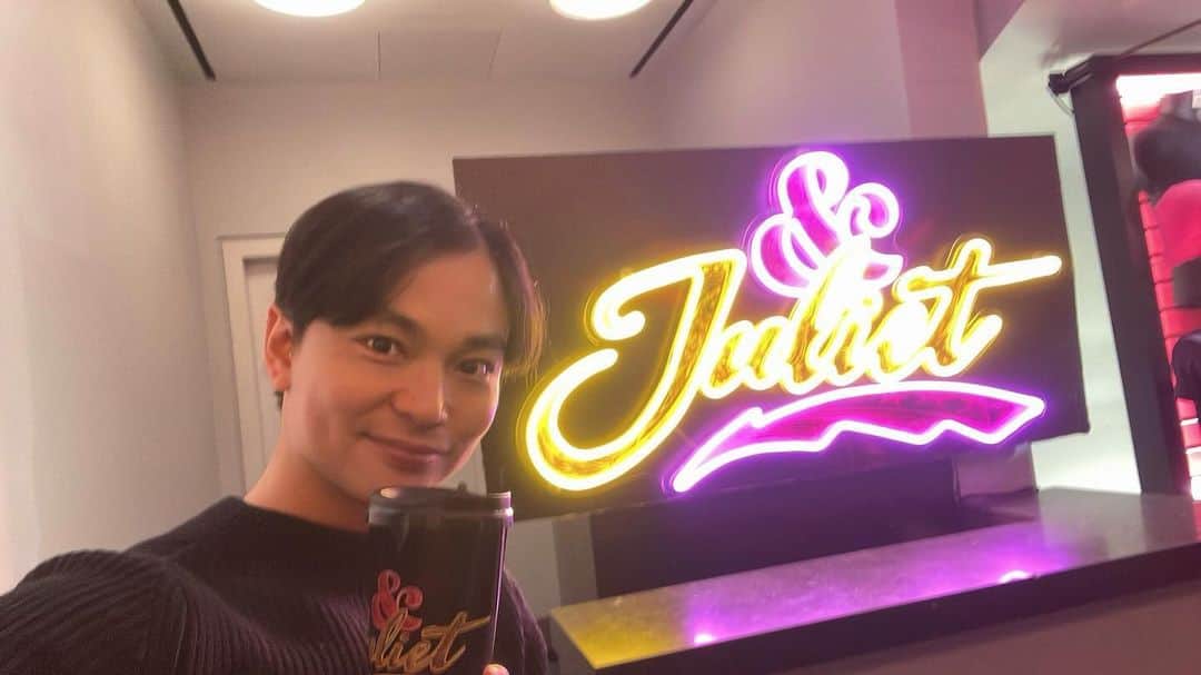 広瀬斗史輝さんのインスタグラム写真 - (広瀬斗史輝Instagram)「I finally watched '& Juliet'! I lined up at TKTS from before noon for an hour to buy tickets.  The theater was Stephen Sondheim Theatre!  It was so interesting, exploring what would happen if Juliet chose to live instead of death.  The costumes and sets were cute and to my liking.  The music was fantastic, and the cast sparkled, making it truly enjoyable!  I bought a T-shirt.  Afterward, I took two lessons at Broadway Dance Center, one in ballet and the other in theater.  Dancing after a long time was so much fun!  I wrapped up the day with ramen from a local shop and a lemon sour.  Looks like I'll sleep soundly tonight.  ずっと観たかった"& Juliet"を観てきたよ！ 昼前からtktsで1時間並んでチケットを購入！ 劇場はStephenSondheimTheatre！ もしJulietが死を選ばすに生きていたら…新しいJulietの人生はどうなるのか？みたいな話しで、とても面白かったよ！ 衣装やセットも可愛くて好み。 音楽も素晴らしいしキャストのみなさんがキラキラしてて本当に楽しかった！ Tシャツを買っちゃいました。 その後はBDC(BroadwayDanceCenter)でバレエとシアターの2レッスン受けてきました！ 久々に踊ってめちゃくちゃ楽しかったなー！ 締めは家系ラーメンとレモンサワー！ 今日はぐっすり寝れそうです。」12月10日 11時14分 - toshiki_hirose