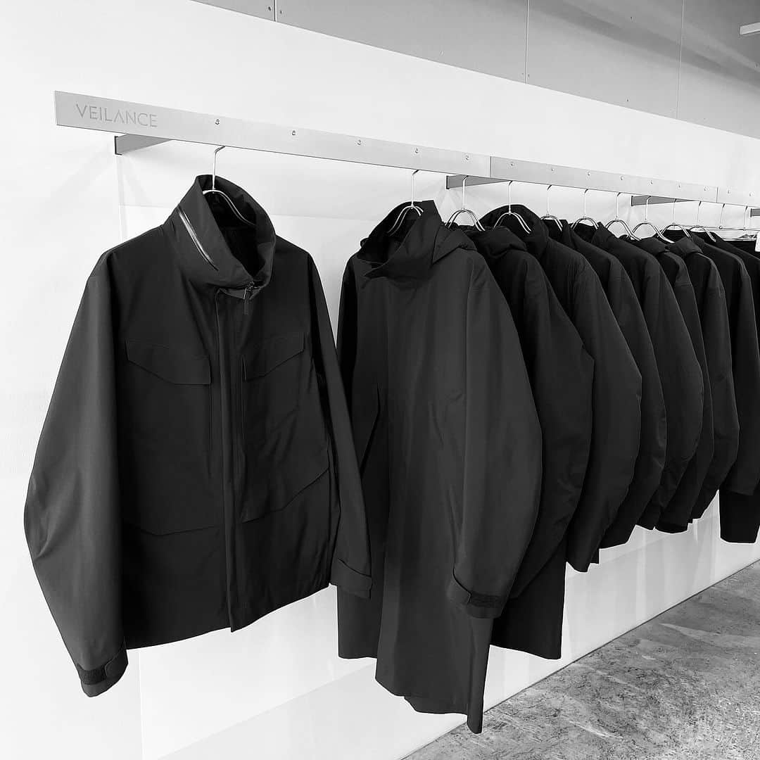 エリミネイターのインスタグラム：「VEILANCE POP-UP STORE at ELIMINATOR. . カナダ発の革新的アウトドアブランドARC'TERYXの最高位のプロジェクトであり、アーバンファッションレンジの " VEILANCE " ( ヴェイランス ) のPOP UPイベントをELIMINATORにて12月2日 ( 土 ) より開催しております。 . AW23ニューモデルを含む研究レベルで製作されたプロダクトに加え、スペシャルムービーも上映。「物作りへの執念の結晶とも言える世界最高峰の機能性とクオリティー」のプロセスを視覚的にご体験いただけます。 . ITEM LINE UP  ■ALIGN MX PANT ■ALTUS DOWN JACKET ■EULER INSULATED JACKET ■FIELD JACKET ■GORE-TEX C-KNIT BUCKET HAT ■GORE-TEX PRO STEALTH CAP ■INDISCE BLAZER ■INDISCE PANT ■ISOGON MX JACKET ■MIONN INSULATED JACKET ■MIONN INSULATED OVERSHIRT ■MONITOR COAT ■MONITOR DOWN COAT ■NOMIN PACK ■QUARTIC JACKET ■RAINGE IS JACKET ■SORIN DOWN JACKET ■SORIN DOWN PARKA ■SPERE JACKET . 本POP UPイベントの為に設営された店内意匠は、メタルブランドCLAUSTRUM代表の遠藤健史氏が担当。合金を用いたミニマルなデザインで構成されています。 Display designed by @claustrum_tokyo . ご購入頂いた方へのノベルティーを限定数ご用意しております。数に限りがございますので予めご了承ください。 . 店頭にはオンラインストアにアップしていないアイテムも展開がございます。 . 本イベントはアイテムが完売次第、予告なく終了することがございます。 . @veilance . #arcteryxveilance #veilance #arcteryx #goretex #gotetexpro #function #newcollection #limitededition #urbanwear #urbanfashion #urbanprotection #23aw #aw23 #aw23collection #mensfashion #menswear #military #uniform #eliminator #tokyo #daikanyama #techwear #urbantech #mensselectshop #popup」