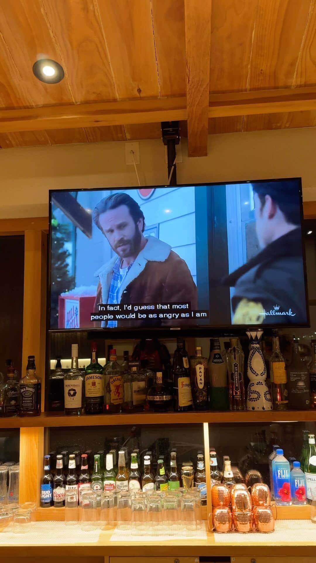 メリッサ・ジョーン・ハートのインスタグラム：「When you're sitting at the bar and the guy a few stools over looks familiar. New movie tonight with so many of my friends #ChristmasonCherryLane on @hallmarkchannel  @johnbrotherton @theerincahill @jonathandbennett @therealcatherinebell」