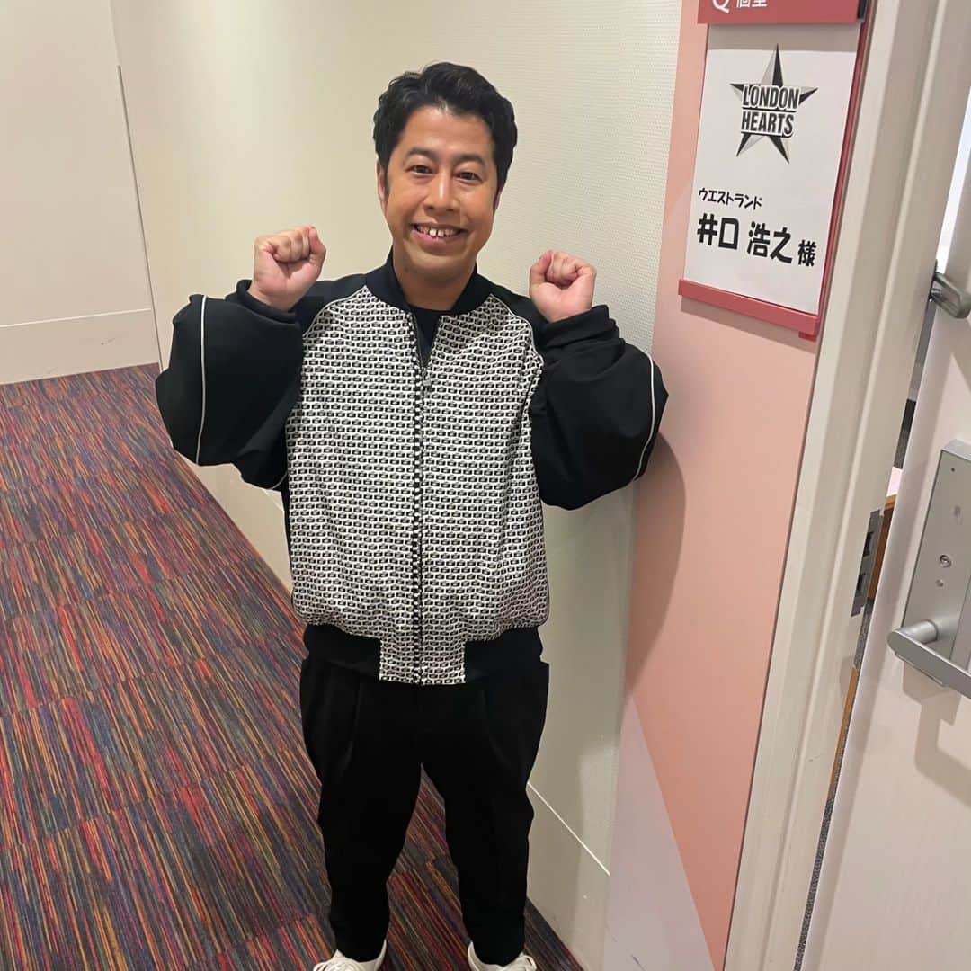 井口浩之さんのインスタグラム写真 - (井口浩之Instagram)「素敵衣装。  #ウエストランド #衣装 #一枚は気を抜いた表情」12月10日 11時24分 - westiguchi