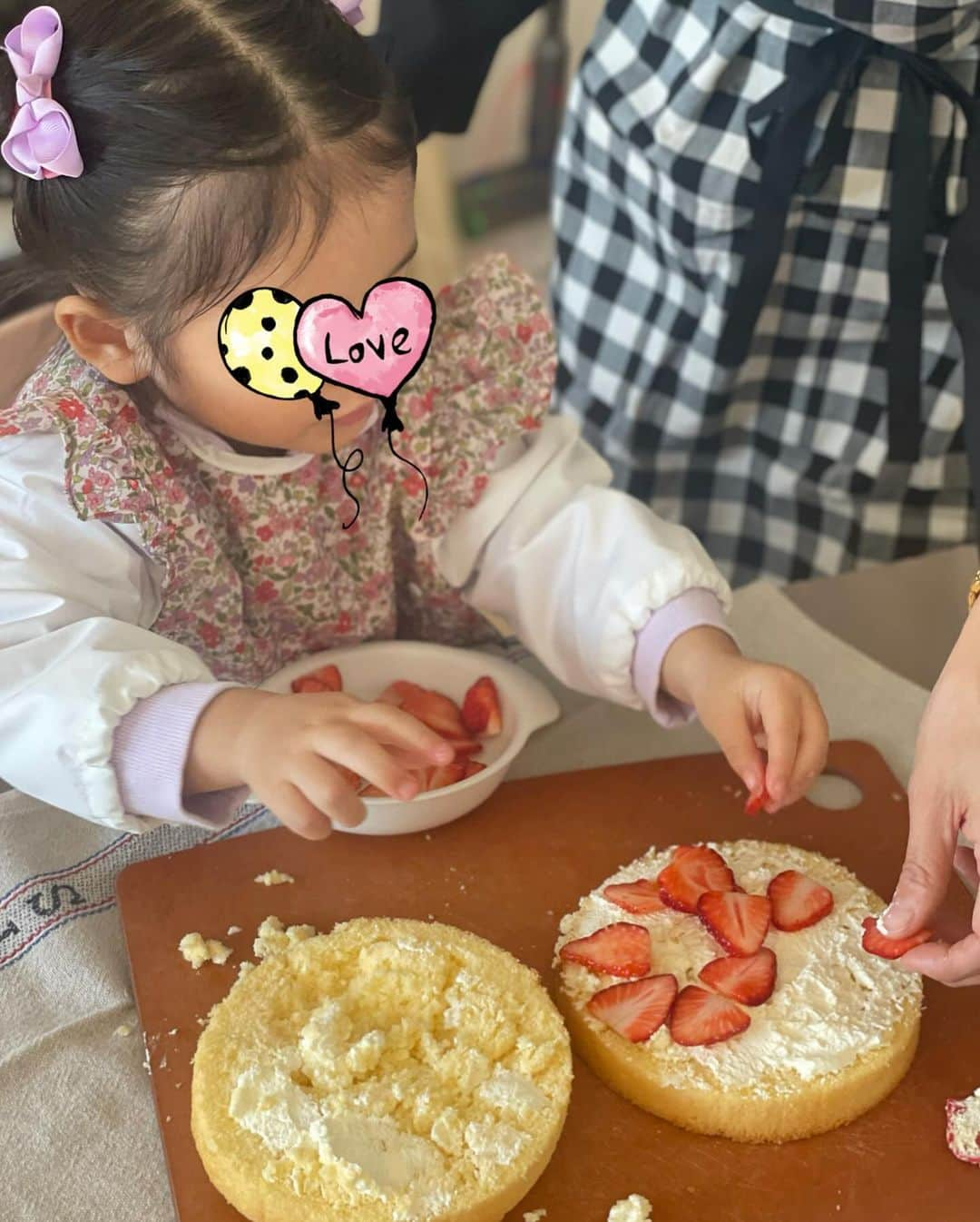 沢瀉美緒さんのインスタグラム写真 - (沢瀉美緒Instagram)「※ Weekend @izumikimoto @m.n.h.memory 👭 . Making a Christmas cake 🎂 🍓🌲 . @tomizawa_shouten のスポンジケーキを使って クリスマスケーキを。 . ふわふわで冷凍とは思えないスポンジに びっくりしました🫢 味もシンプルできっと誰にだも馴染みのある味で 優しいお味だった。 . ケーキを半分にカットして、 @m.n.h.memory と泡立てた生クリームを。 . いちごを挟んで、上の面にもクリームを塗って いちごやサンタさん、プレートを飾って出来上がり🎵 . 途中、お砂糖を入れてもらったり 泡立て器で一緒に混ぜてもらったり 味見してもらったり。 . 前日にサンタさんのお顔が体から取れてしまった… って @izumikimoto からLINEが… 生クリームで引っ付けて事なきを得ました🤭 . みんなで大笑いしながら楽しかったね😋 . 甥っ子からはブッシュドノエル作ろう！とか 毎年課題が難しいめなので、 今からドキドキしています。 . . #christmascake #クリスマスケーキ #クリスマスケーキ手作り #ケーキ作り」12月10日 11時24分 - mio_omodaka