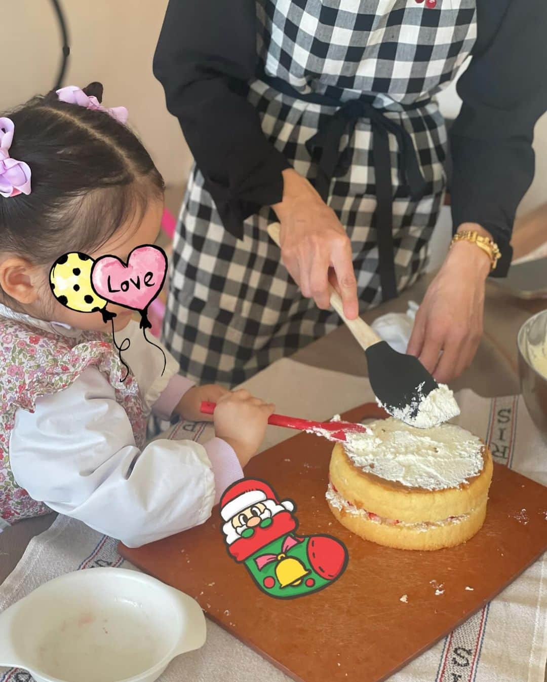 沢瀉美緒さんのインスタグラム写真 - (沢瀉美緒Instagram)「※ Weekend @izumikimoto @m.n.h.memory 👭 . Making a Christmas cake 🎂 🍓🌲 . @tomizawa_shouten のスポンジケーキを使って クリスマスケーキを。 . ふわふわで冷凍とは思えないスポンジに びっくりしました🫢 味もシンプルできっと誰にだも馴染みのある味で 優しいお味だった。 . ケーキを半分にカットして、 @m.n.h.memory と泡立てた生クリームを。 . いちごを挟んで、上の面にもクリームを塗って いちごやサンタさん、プレートを飾って出来上がり🎵 . 途中、お砂糖を入れてもらったり 泡立て器で一緒に混ぜてもらったり 味見してもらったり。 . 前日にサンタさんのお顔が体から取れてしまった… って @izumikimoto からLINEが… 生クリームで引っ付けて事なきを得ました🤭 . みんなで大笑いしながら楽しかったね😋 . 甥っ子からはブッシュドノエル作ろう！とか 毎年課題が難しいめなので、 今からドキドキしています。 . . #christmascake #クリスマスケーキ #クリスマスケーキ手作り #ケーキ作り」12月10日 11時24分 - mio_omodaka