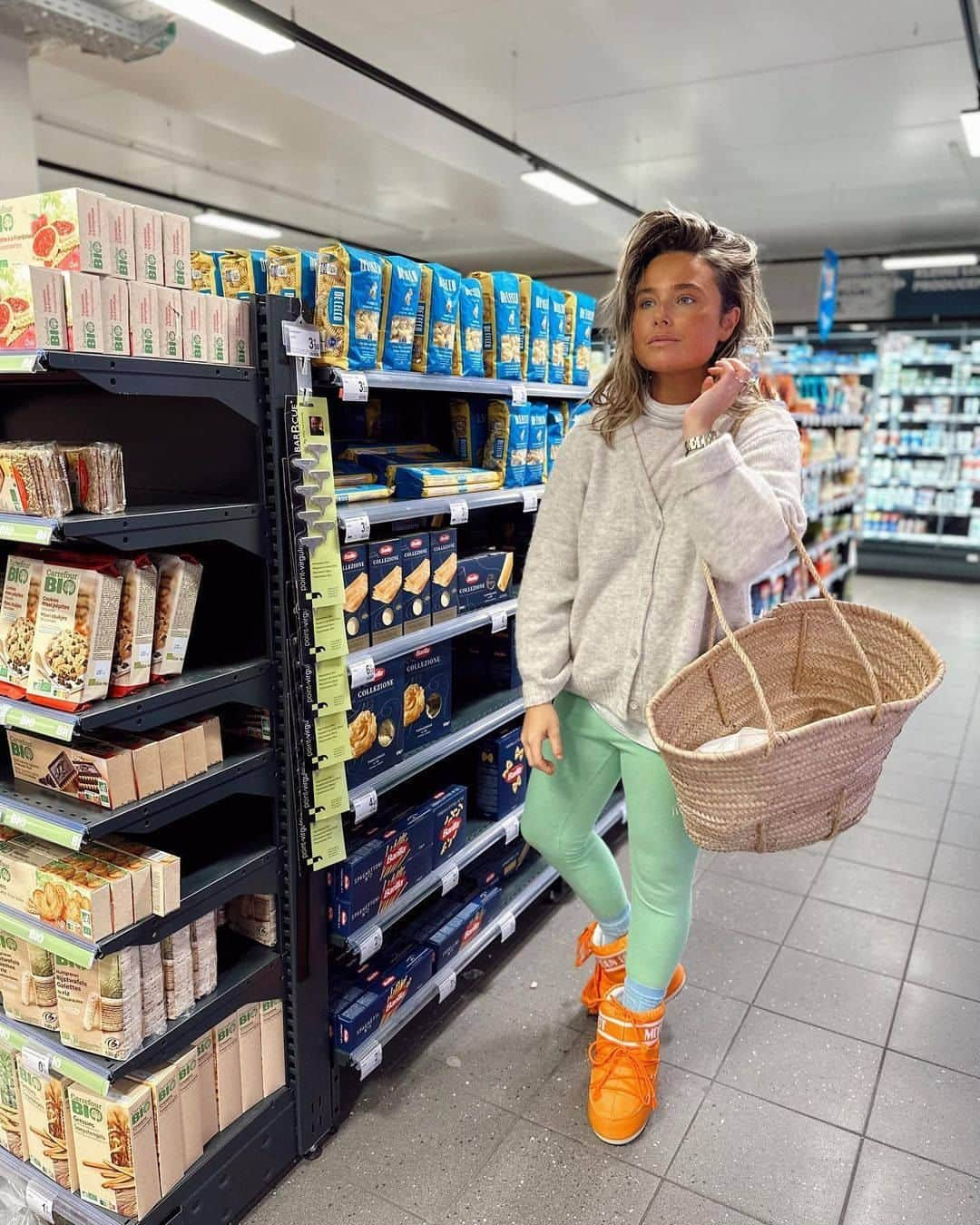 アメリカンビンテージさんのインスタグラム写真 - (アメリカンビンテージInstagram)「Grocery shopping in style with @oliviaburguet 🧡  #americanvintage #amvfriends #shopping #groceryshopping #winterlook #winteroutfit #moonboots @moonboot」12月10日 2時30分 - americanvintage_officiel