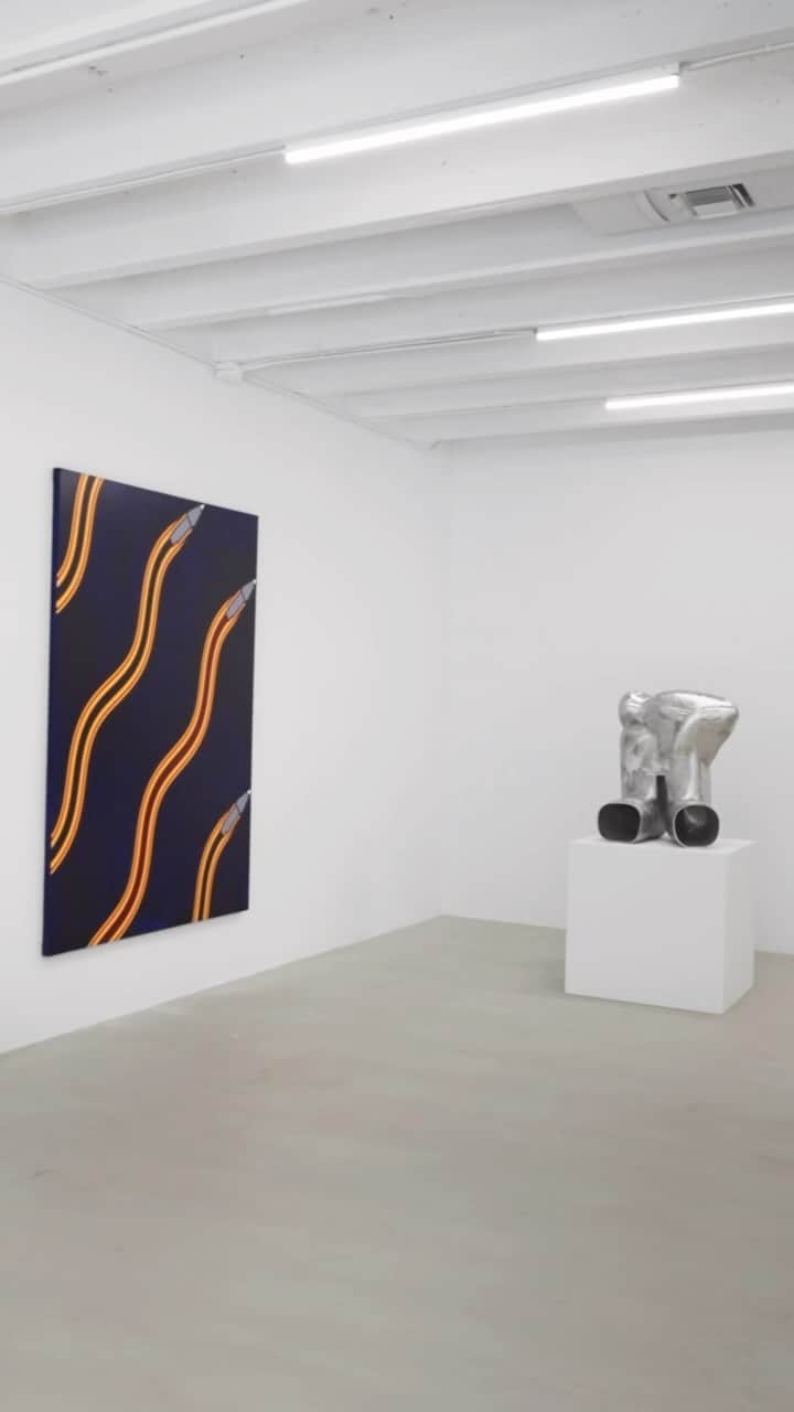ガゴシアン・ギャラリーのインスタグラム：「“Forms,” the eighth annual thematic group exhibition presented jointly by Gagosian and Jeffrey Deitch (@jeffreydeitchgallery), is on view in Miami’s Design Design District until tomorrow, December 10.  Playing on the ambiguities of its title, the art in “Forms” exists somewhere between a nonrepresentational formalism and a realism of forms, proposing different models for communicating the physical and symbolic complexities of the body. Follow the link in our bio to learn more. __________ #GagosianDeitch #Gagosian Installation video, “Forms,” Gagosian and Jeffrey Deitch Gallery, Miami Design District, 35 NE 40th Street, Miami, December 5–10, 2023. All artworks copyrighted. Video: Pushpin Films (@pushpinfilms)」