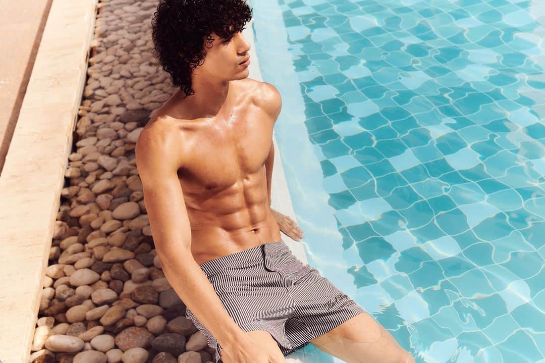 カールラガーフェルドのインスタグラム：「Swap snowboots for swim shorts this holiday season. #KARLLAGERFELD」
