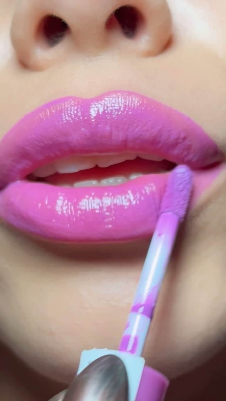 NYX Cosmeticsのインスタグラム：「let’s get into this SWIRLLL 🍥💋💞 Butter Gloss Candy Swirl comes in FIVE stunnin’ shades available to shop now @ultabeauty 🛒💖  @xoivettea #nyxcosmetics #nyxprofessionalmakeup #holidaycollection #falalalaland #veganformula #crueltyfree」