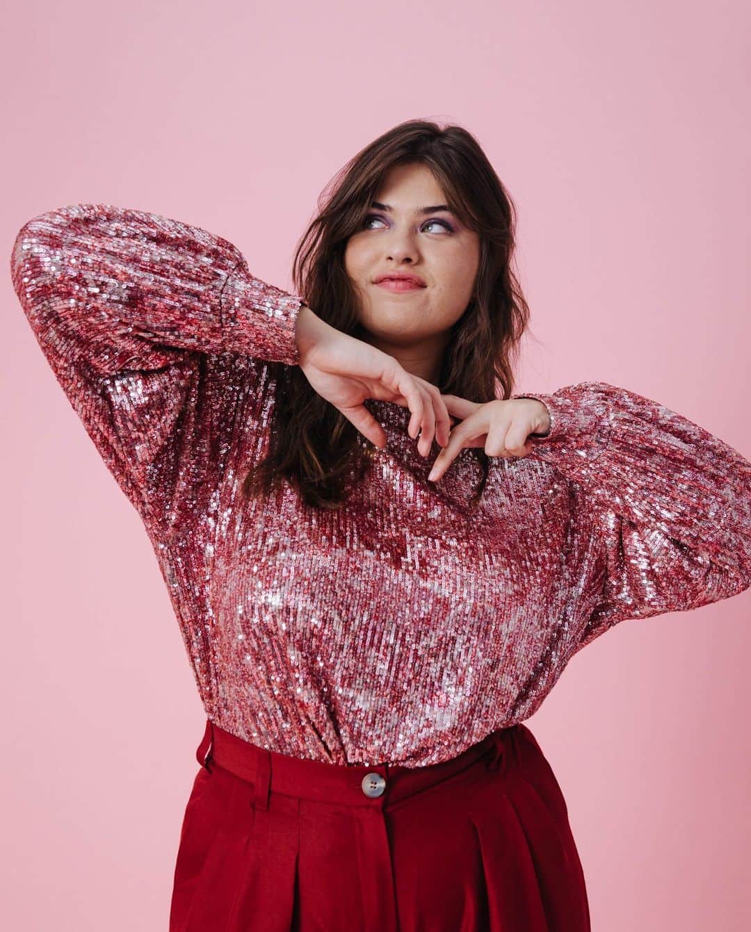lisa gachetのインスタグラム：「✨💛✨ Vos tenues pour les fêtes sont prêtes ? ✨💛✨ Pour profiter de cette offre, ajoutez le code : SANTA30 à votre commande !   Offre valable du 08/12/2023 8h00 jusqu'au 10/12/2023 minuit. Sur tout MakeMyLemonade.com hors Permanents, Last Chance, Accessoires, Mercerie & The Lemonade Home.」