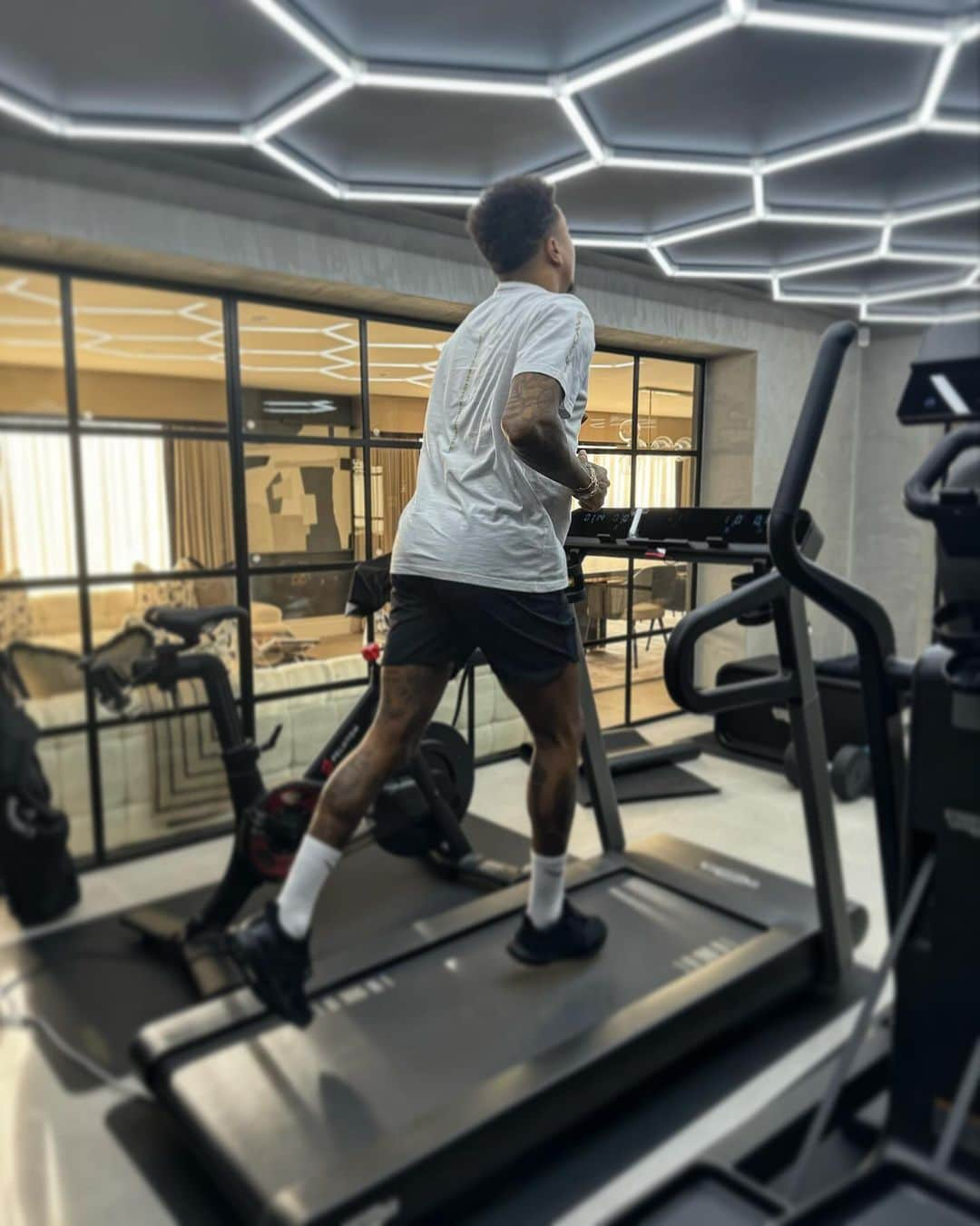 ジェシー・リンガードさんのインスタグラム写真 - (ジェシー・リンガードInstagram)「Gyming ⏳」12月10日 2時57分 - jesselingard