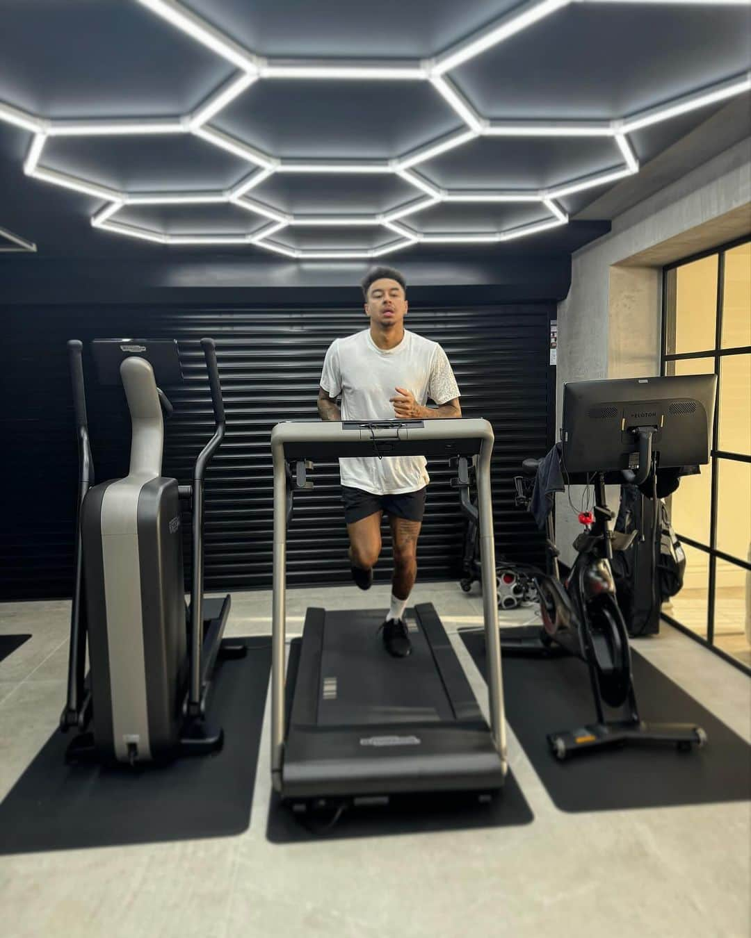 ジェシー・リンガードさんのインスタグラム写真 - (ジェシー・リンガードInstagram)「Gyming ⏳」12月10日 2時57分 - jesselingard