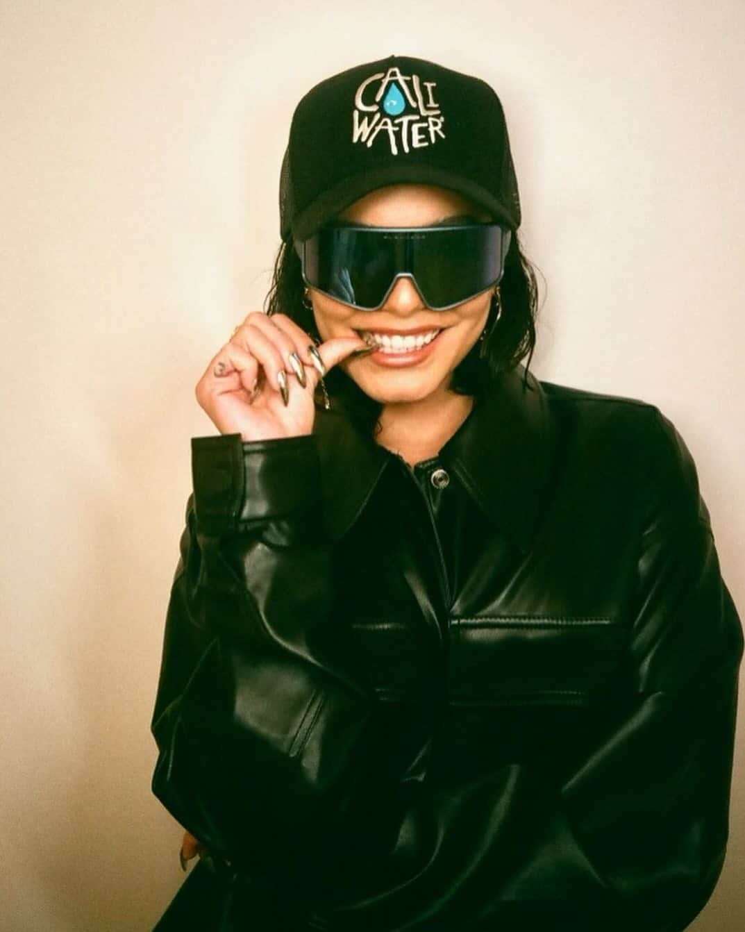 ヴァネッサ・ハジェンズのインスタグラム：「All smiles @vanessahudgens 🌵💧」