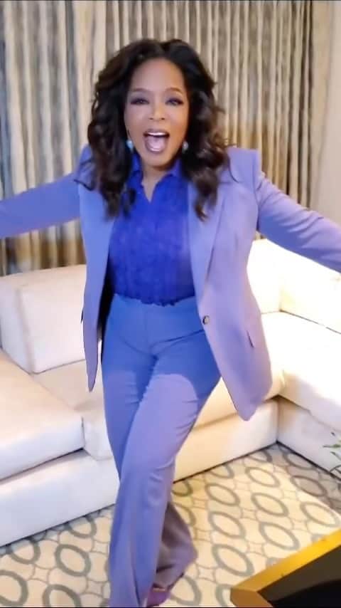 ステラ・マッカートニーのインスタグラム：「IN STELLA: My queen @Oprah in my iconic Stella Savile Row tailoring suit… boom 💥 x Stella  #Oprah wears a two-piece #StellaAutum23 suit, crafted from responsibly sourced wool flannel. Discover our signature Savile Row tailoring in-store and at stellamccartney.com.  #StellaMcCartney #InStella」