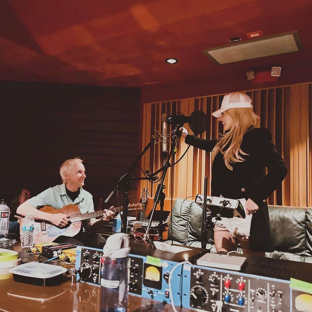 のインスタグラム：「Cannot wait to share these new tunes ! Recorded over at my dear friend / legend @officialrobbykrieger LOVE STREET studios .. I produced these tracks with my dear friend / bro @justinandres3 engineering and amazing @kevthecave mixed it 🤘 out on @woodwardavenuerecords records soon」