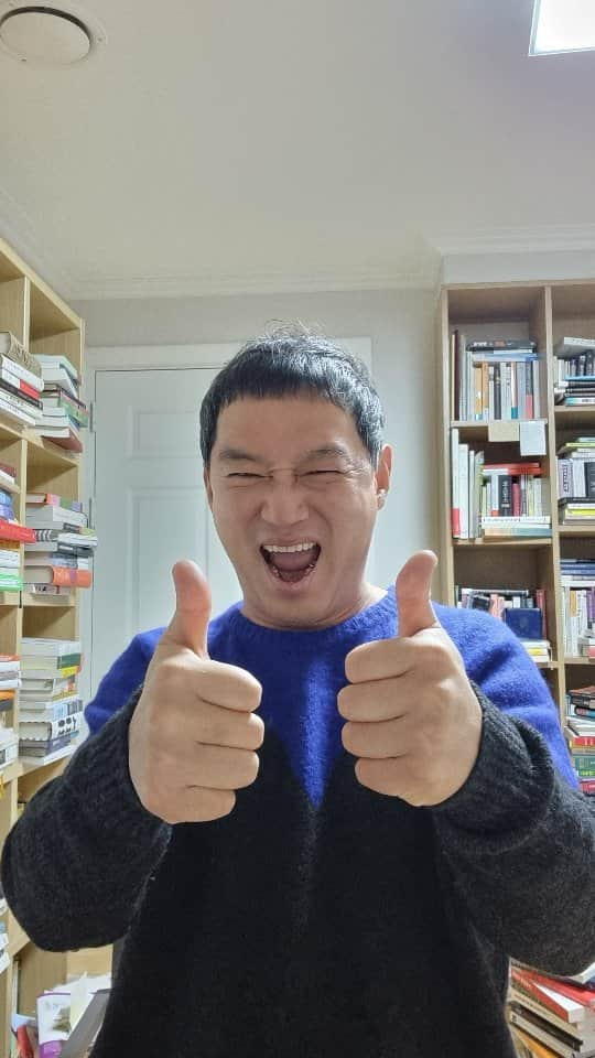 コ・ミョンファンのインスタグラム：「아침긍정확언 740일째!  콘텐츠의 왕이 되자!!!  #고명환  #고명환글 #고명환낭독 #오디오북 #비디오북치열하게시리즈 #독서스타그램 #글쓰기 #인문학 #북스타그램 #책스타그램 #경제적자유 #아침긍정확언 #이책은돈버는법에관한이야기 #천일동지 #1000일동지 #천동 #나는어떻게삶의해답을찾는가」