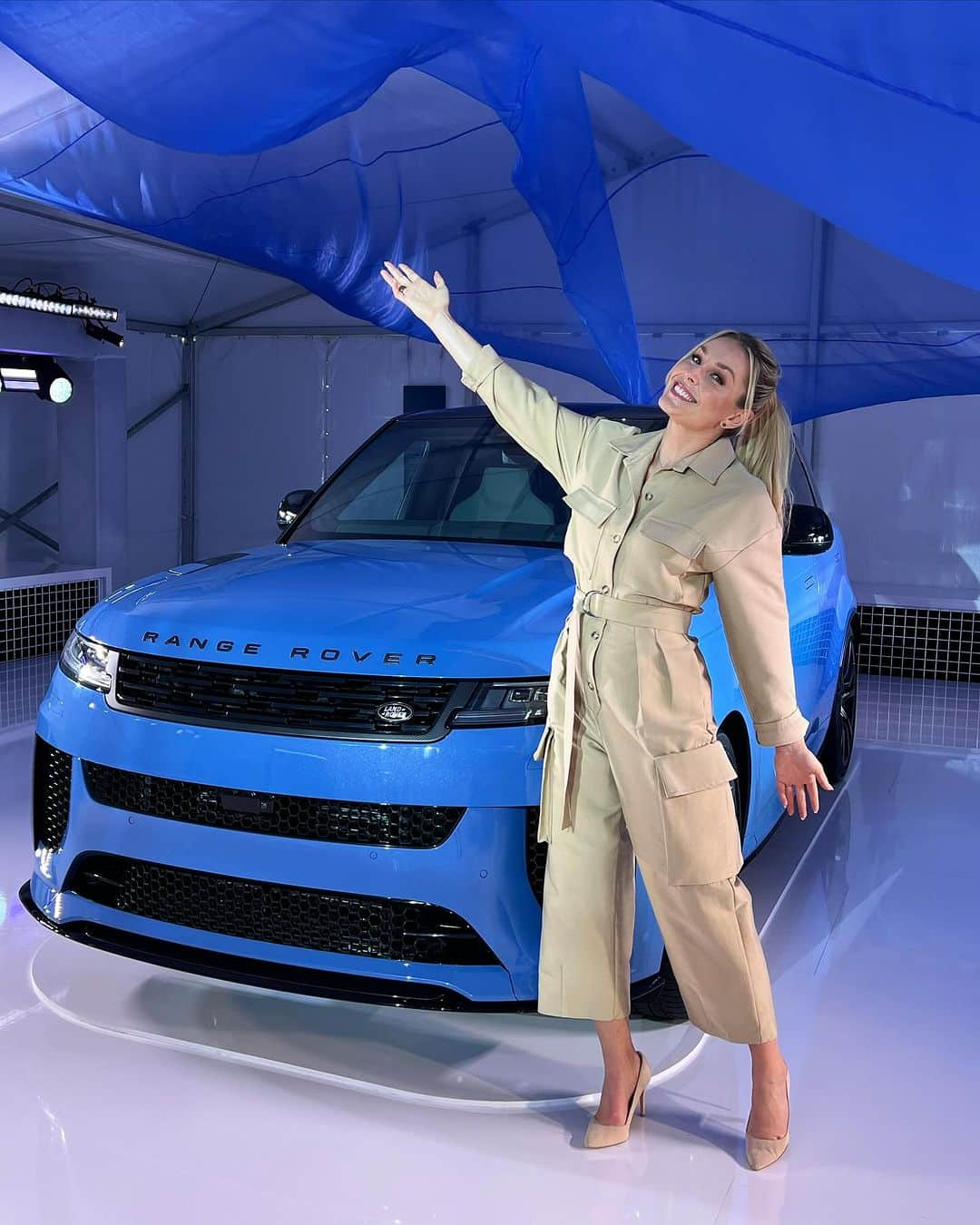 リンゼイ・ボンさんのインスタグラム写真 - (リンゼイ・ボンInstagram)「In the hustle and bustle of Miami Art Week, the Range Rover Sport SV EDITION ONE MIAMI installation was a breath of fresh air. It was an immersion into the elements of Miami Beach to present the most powerful Range Rover Sport ever in exclusive Maya Blue, just how I like it! It is truly a Force of Nature. @landroverusa #rangerover #rangeroverpartner」12月10日 5時02分 - lindseyvonn