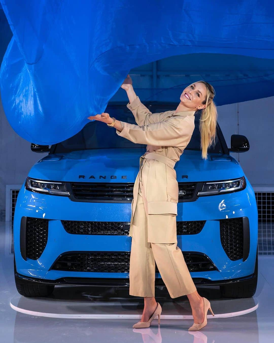 リンゼイ・ボンさんのインスタグラム写真 - (リンゼイ・ボンInstagram)「In the hustle and bustle of Miami Art Week, the Range Rover Sport SV EDITION ONE MIAMI installation was a breath of fresh air. It was an immersion into the elements of Miami Beach to present the most powerful Range Rover Sport ever in exclusive Maya Blue, just how I like it! It is truly a Force of Nature. @landroverusa #rangerover #rangeroverpartner」12月10日 5時02分 - lindseyvonn