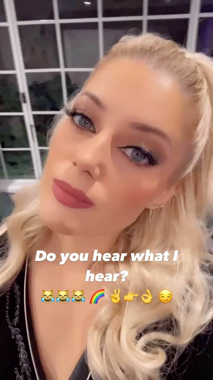 Charlotte Stokelyのインスタグラム：「Can’t unhear it now! 😹 🌈😏💃🏼😅 Merry Christmas you Filthy Animals 🤣✌️」