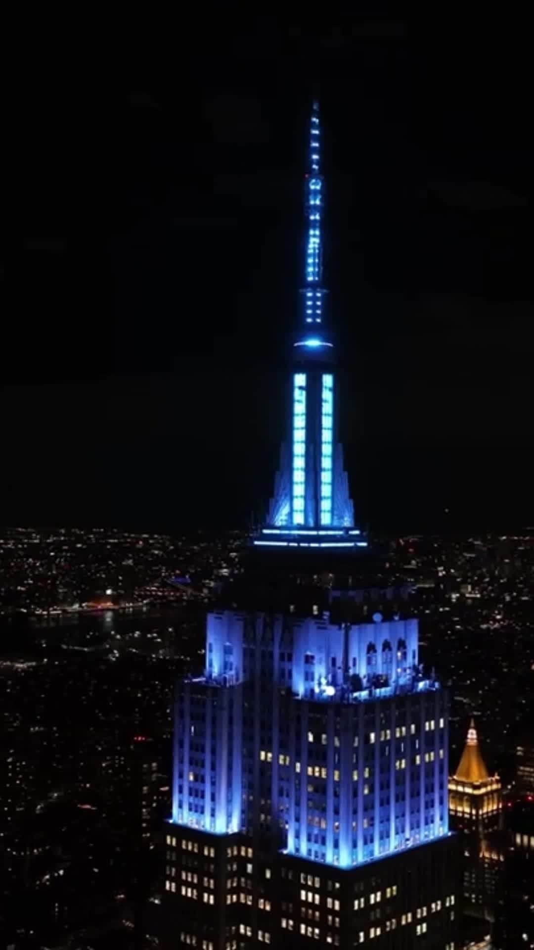 マンチェスター・シティFCのインスタグラム：「Turning the skies electric blue tonight in celebration of @mancity's Treble Trophy Tour」