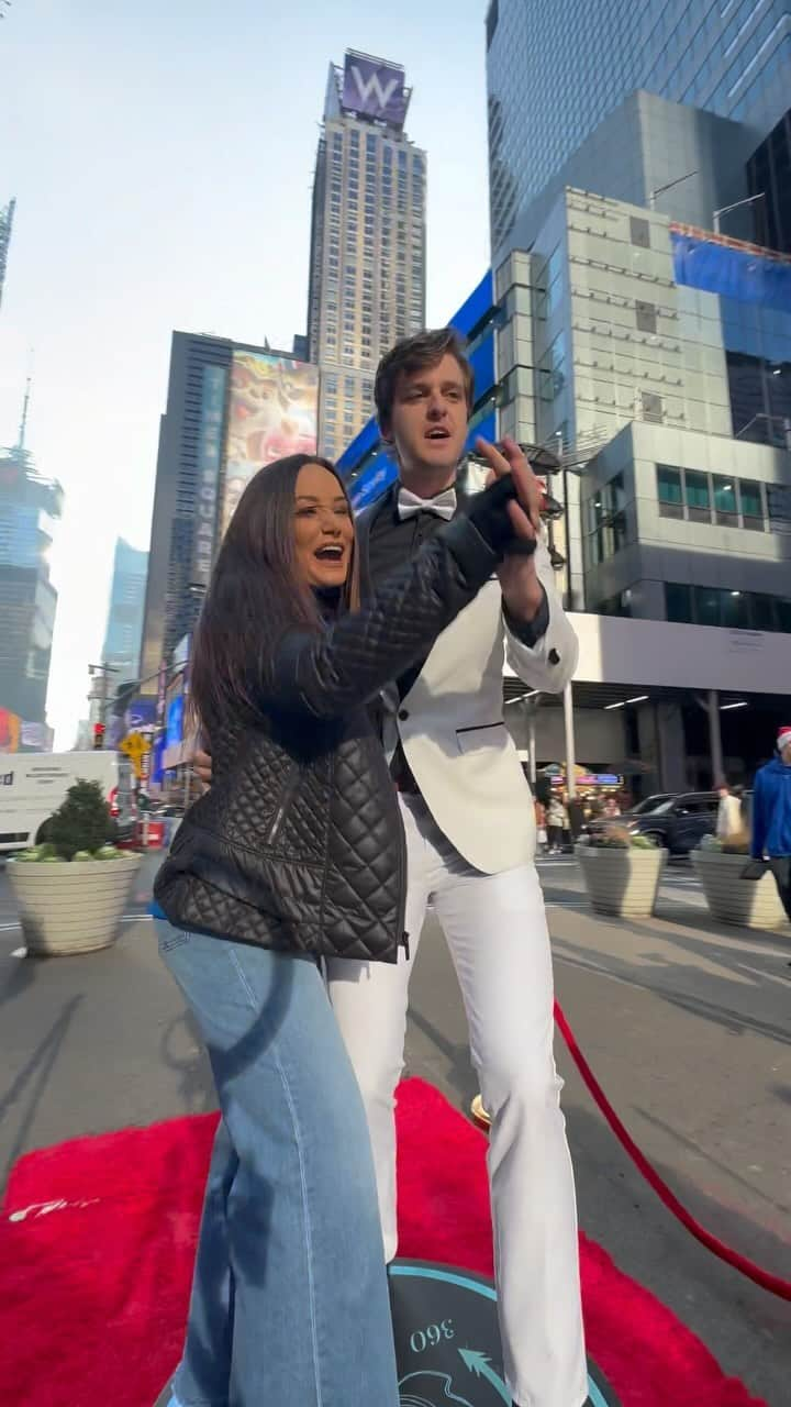 リサ・アンのインスタグラム：「The @betterhalvessxm vibes are hella high with @bretraybould as we took it to the streets of @timessquarenyc and created some magic ✨  THIS FRIDAY is the LAUNCH of our NEW SHOW “BETTER HALVES” @siriusxm @siriusxmcomedy RAW COMEDY ch 99 and streaming on the app! Follow @betterhalvessxm   #betterhalves #bretraybould #siriusxm #nyc #timesqaure #comedy #thereallisaann」