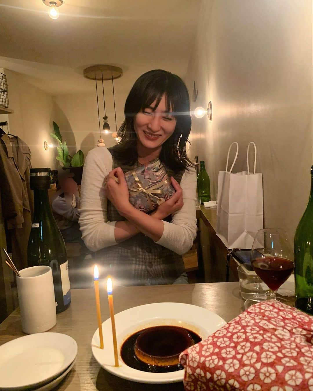 東麻美さんのインスタグラム写真 - (東麻美Instagram)「今年のお誕生日をお祝いしあいました🎂 7月と9月だけど、2人の時間を年内にもてて嬉しい夜🌝  歳を重ねてお互いに親と顔が似てきてることさえも感じ合う親戚感 10代からずっとありがとう🫶🤍🫰  #birthday#2023」12月10日 11時37分 - asamihigashi