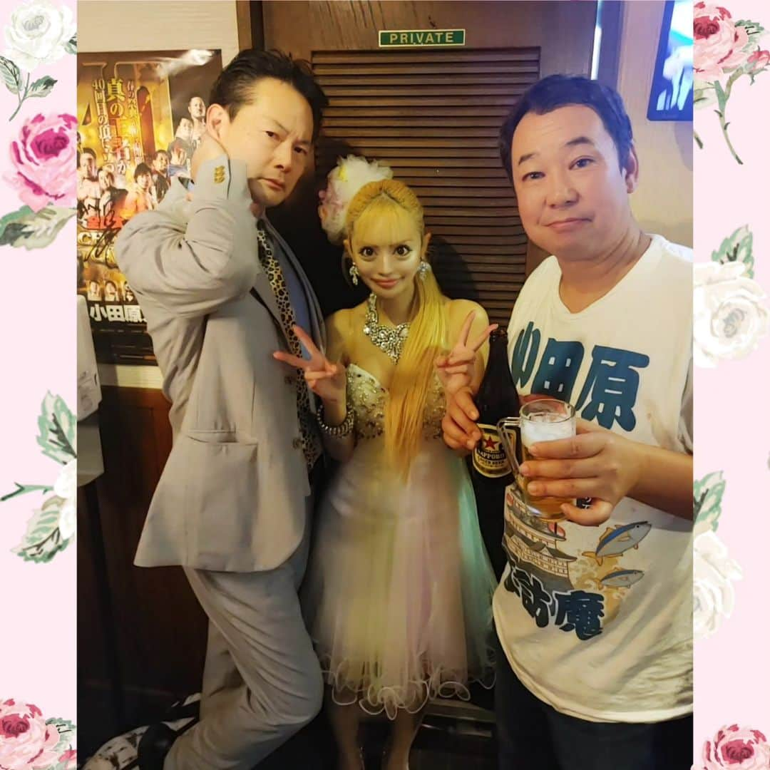 白咲姫香さんのインスタグラム写真 - (白咲姫香Instagram)「また順番前後しますが取り急ぎ昨日の営業は仲良しの大先輩CHAPPYさんのお店ViViにて、素敵な中学校の忘年会でした♥️ 仲良しの大先輩のレイパーさんもいてワイワイ楽しかったー♥️♥️♥️ レイパーさん決まってる👏💕 CHAPPYさん衣装で撮りたかったけど、自分の出番終わると直ぐ着替えちゃうから小田原のTシャツ(笑)🤣♥️  私も着替えるのめちゃくちゃ早いけどCHAPPYさんも負けないぐらい早い！！！(笑)🤣♥️  仲良しメンバーだと本当に時間経つの早いーーー♥️  ♡Twitter♡→ https://twitter.com/himekashirosaki  ♡Instagram(姫ロメ夫婦垢)♡→　@himeka_romero  ♡YouTube♡→ https://www.youtube.com/channel/UCuFuDtmK82iOu7fypdRqrDw  ♡TikTok♡→ https://www.tiktok.com/@himeka_shirosaki  ♡ふわっち(配信サイト)♡  1.ふわっち(配信)の視聴者用アプリをダウンロードして私のアカウントをフォローして下さい♡  https://whowatch.tv/archives/16815624   名前は白咲姫香で出て来ます♡ (私の配信通知設定もよろしくお願い致します♡配信が始まると通知が来る様になります♡)  2.画面右下にNiceボタン(手のマーク)があるので押して下さい！(これは一人一日1回までしか押せませんがよろしくお願いします♡ ) そして無料アイテムがあるのでイベントの時は投げて下さい^_^♡ みんなと配信でお会い出来るのを楽しみにしています♡♡♡  . #あゆ #doll #ひめ #Barbie #princess #バービー #王子 #Disney #白咲姫香 #ハッピーアンドブルー  #浜崎あゆみ #25周年 #姫ロメ #姫にゃん #ViVi #小悪魔ageha  #CHAPPY #ふわっち #お姫様 #ドレス #ラウンジ #レイパー佐藤 #配信  #ライバー #Barbie #プリンセス #そっくりさん #モデル #ものまね #ayu」12月10日 11時39分 - himeka_shirosaki